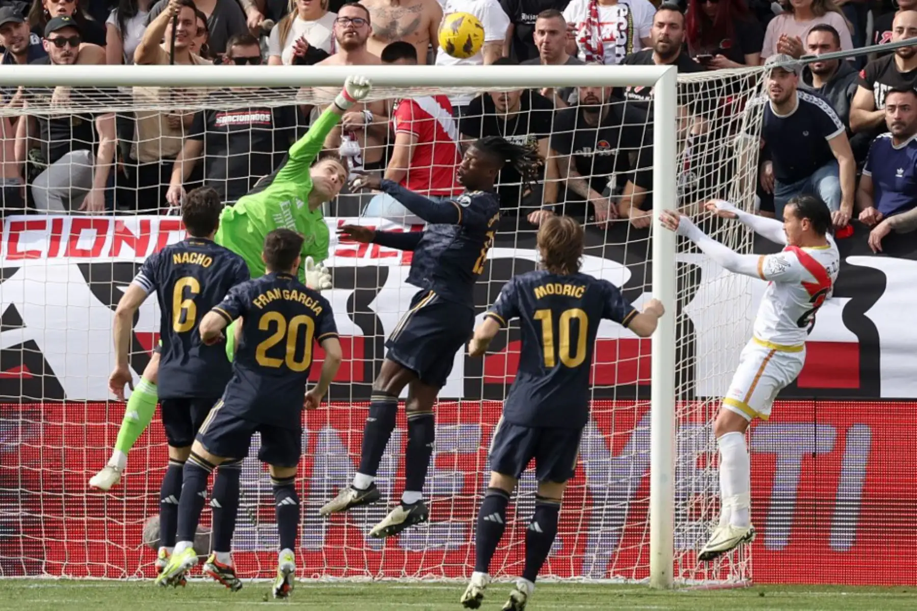 El portero ucraniano del Real Madrid, Andriy Lunin, desvía el balón durante el partido de fútbol de la liga española Rayo Vallecano de Madrid y Real Madrid CF en el estadio de Vallecas en Madrid. Foto: AFP