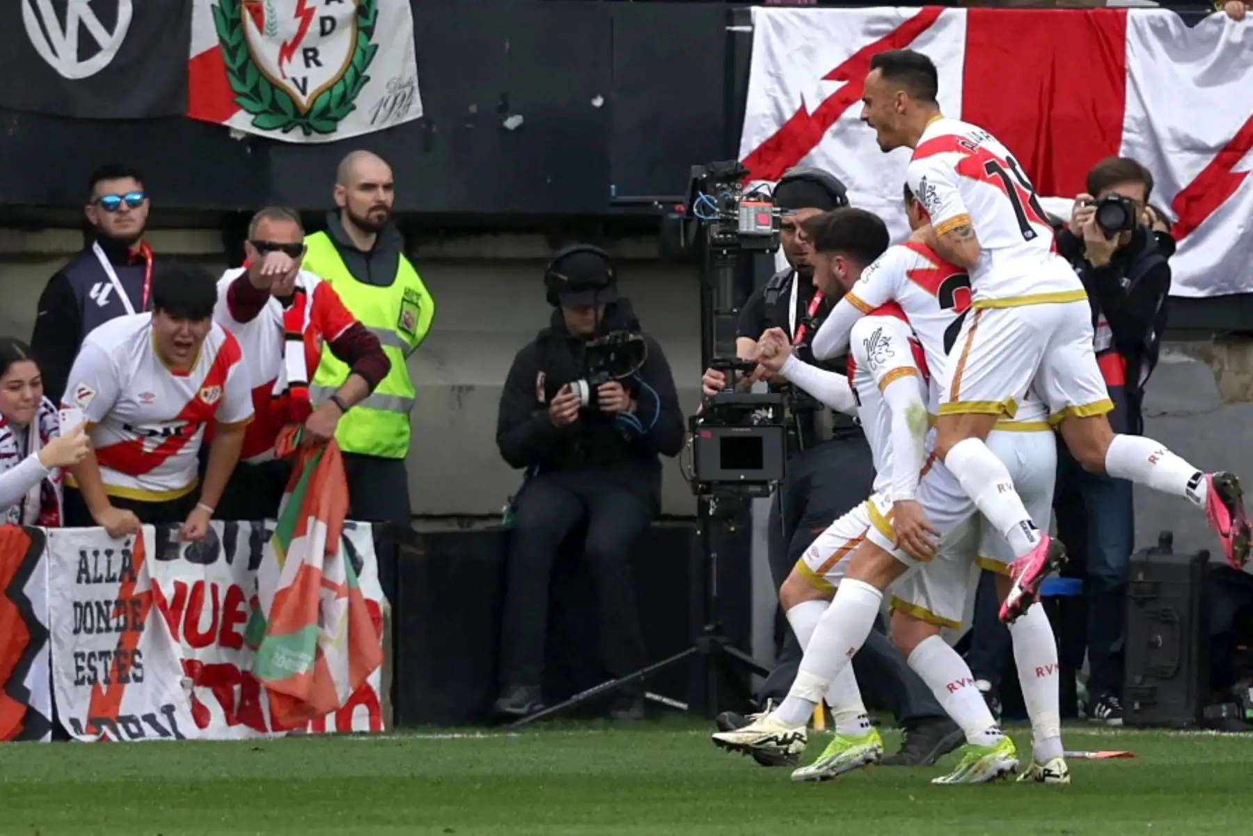 El delantero español del Rayo Vallecano, Raúl de Tomás, celebra marcar el primer gol de su equipo con sus compañeros durante el partido de fútbol de la liga española Rayo Vallecano de Madrid y Real Madrid CF en el estadio de Vallecas en Madrid. Foto: AFP