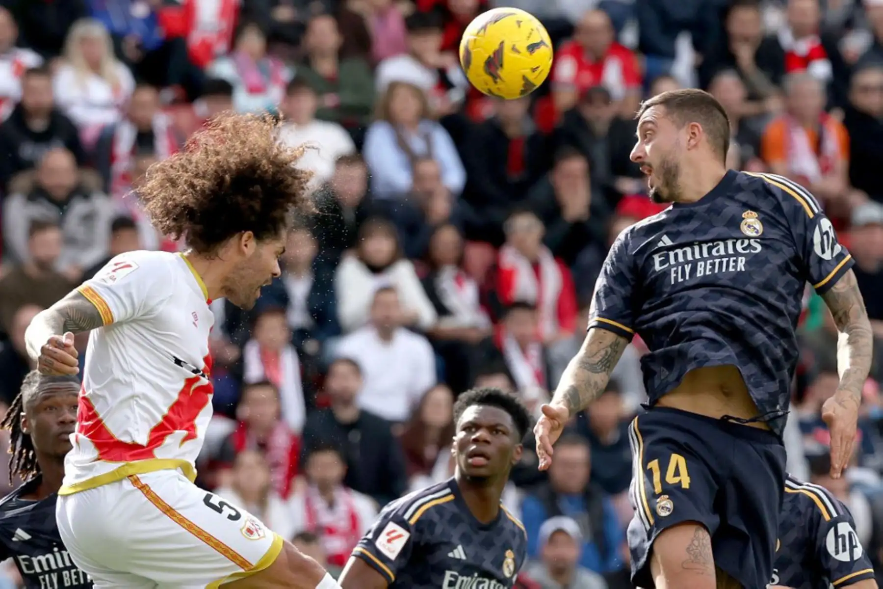 El defensor español del Rayo Vallecano Aridane Hernández, cabecea el balón junto al delantero español del Real Madrid Joselu durante el partido de fútbol de la liga española Rayo Vallecano de Madrid y Real Madrid CF en el estadio de Vallecas en Madrid. Foto: AFP