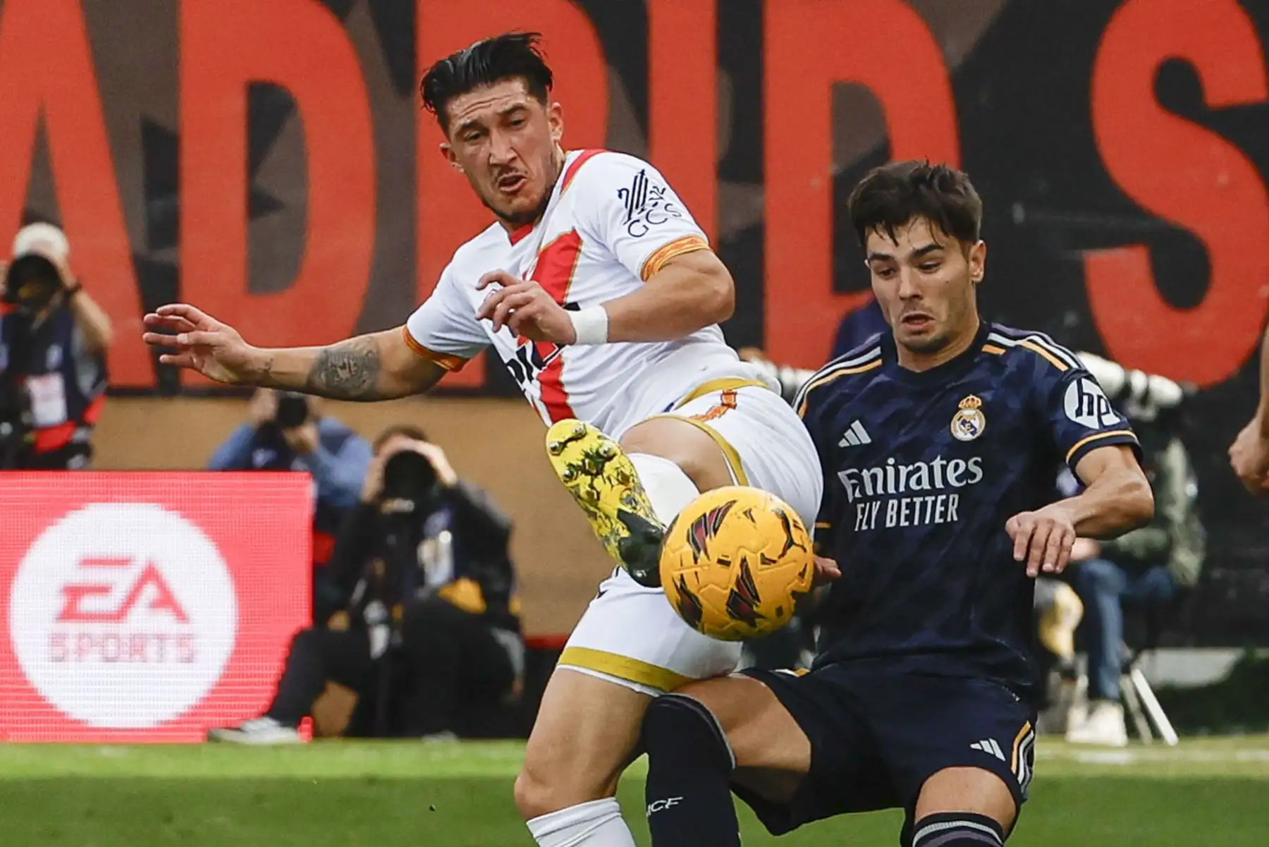 El defensa del Rayo Vallecano Luis Alfonso Espino, disputa el balón con Brahim Díaz durante el partido entre el Rayo Vallecano y el Real Madrid correspondiente a la jornada 25 de LaLiga, este domingo en el Estadio Vallecas en Madrid. Foto: EFE