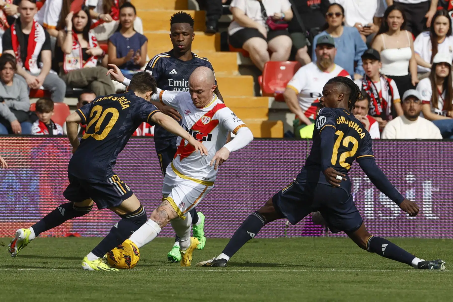 El delantero del Rayo Vallecano Isaac Palazón, disputa el balón con Fran García y Camavinga durante el partido entre el Rayo Vallecano y el Real Madrid correspondiente a la jornada 25 de LaLiga, este domingo en el Estadio Vallecas en Madrid. Foto: EFE