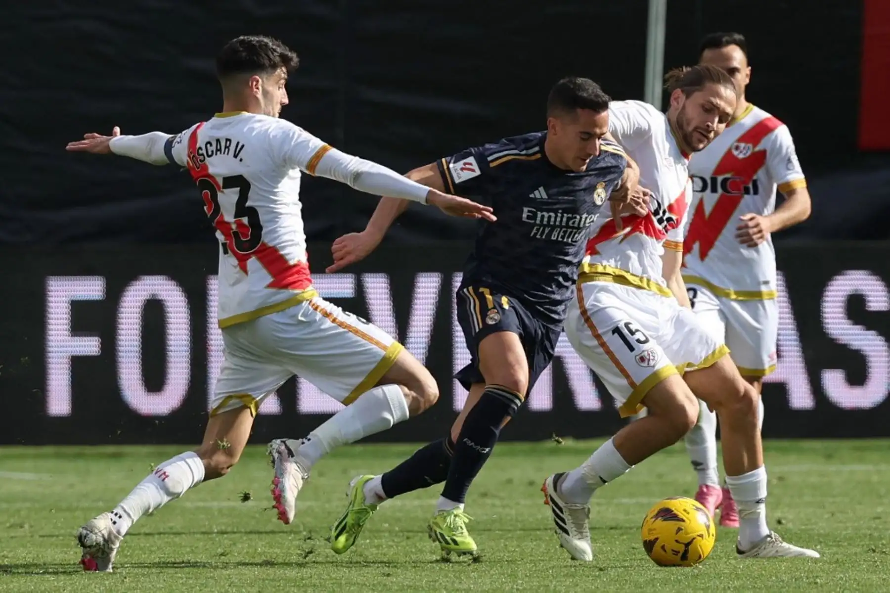 El delantero español del Real Madrid Lucas Vázquez, compite con el mediocampista español del Rayo Vallecano Oscar Valentín y el mediocampista francés del Rayo Vallecano Miguel Silva, durante el partido de fútbol de la liga española Rayo Vallecano de Madrid y Real Madrid CF en el estadio de Vallecas en Madrid. Foto: AFP