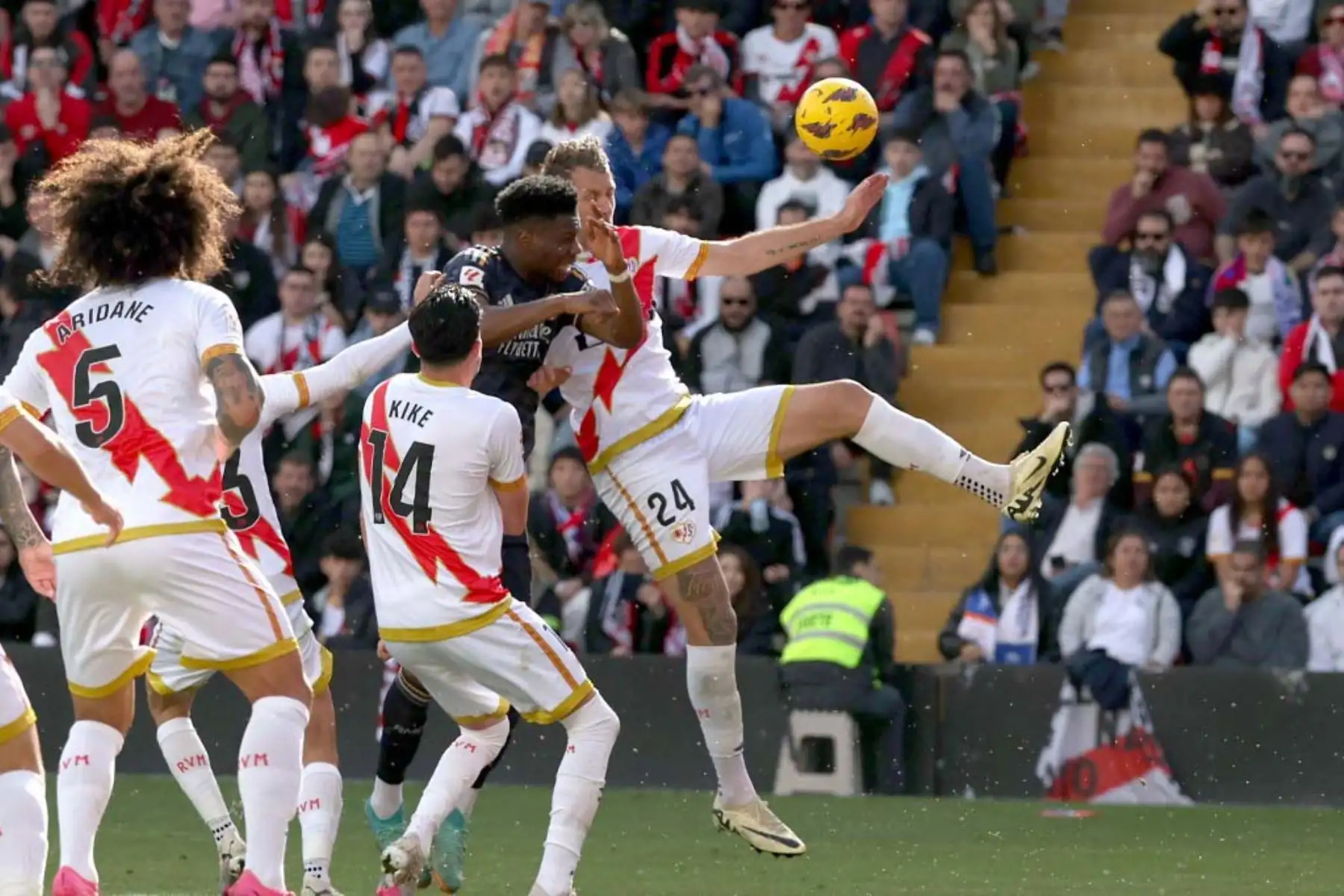 El defensor francés del Rayo Vallecano, Florian Lejeune, compite con el defensor francés del Real Madrid, Aurelien Tchouameni, durante el partido de fútbol de la liga española Rayo Vallecano de Madrid y Real Madrid CF en el estadio de Vallecas en Madrid. Foto: AFP