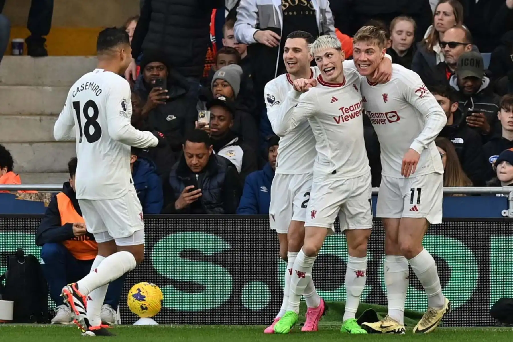 El delantero danés del Manchester United, Rasmus Hojlund, celebra con sus compañeros de equipo después de marcar su segundo gol durante el partido de fútbol de la Premier League inglesa entre Luton Town y Manchester United. Foto:  AFP