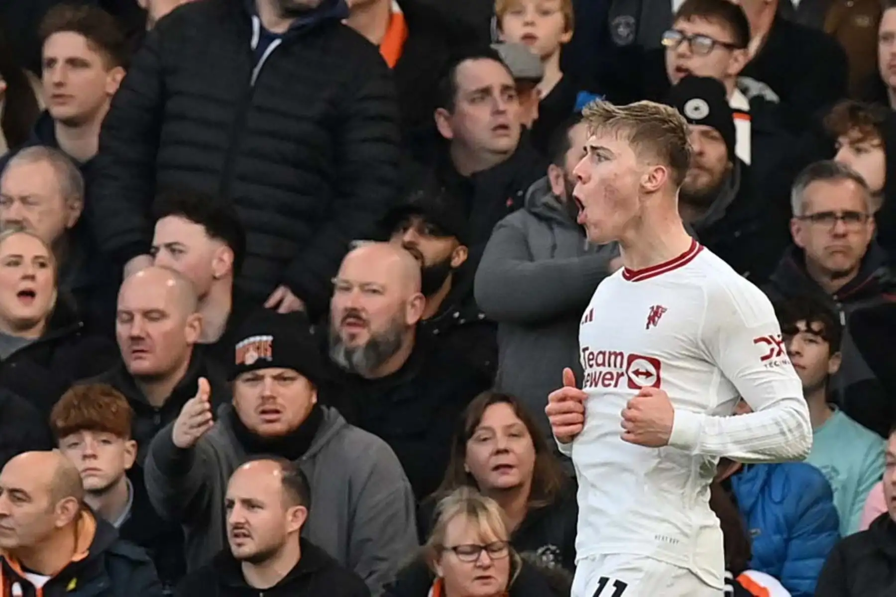 El delantero danés del Manchester United, Rasmus Hojlund, celebra con sus compañeros de equipo después de marcar su segundo gol durante el partido de fútbol de la Premier League inglesa entre Luton Town y Manchester United. Foto:  AFP