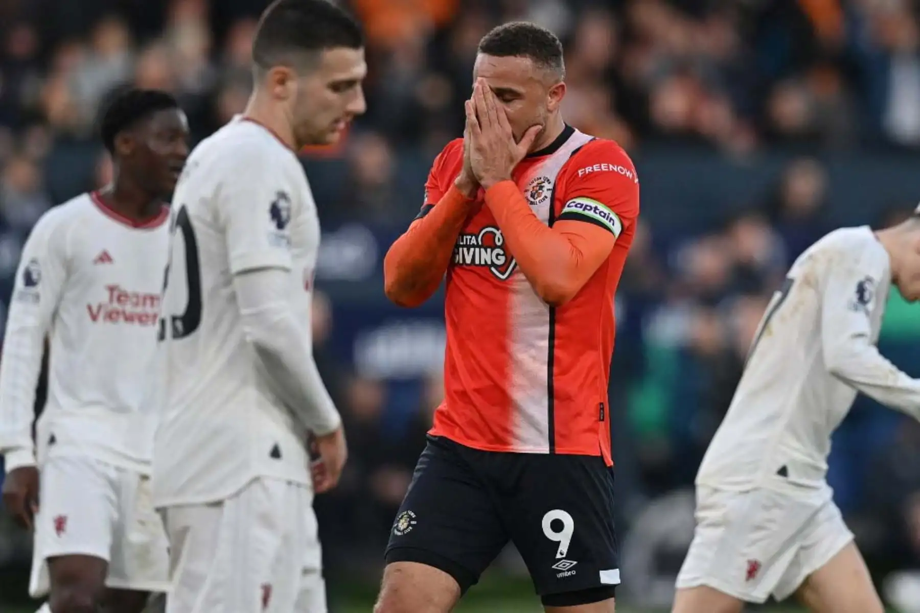 El delantero inglés de Luton Town, Carlton Morris, reacciona después de perder una oportunidad durante el partido de fútbol de la Premier League inglesa entre Luton Town y Manchester United en Kenilworth Road en Luton, al norte de Londres. Foto: AFP