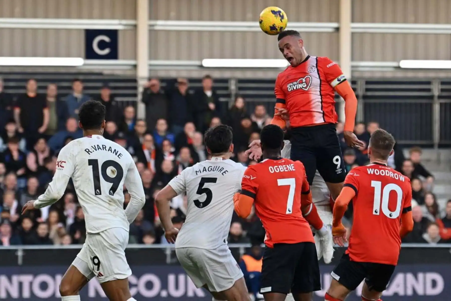 El delantero inglés de Luton Town, Carlton Morris, salta para ganar un cabezazo durante el partido de fútbol de la Premier League inglesa entre Luton Town y Manchester United en Kenilworth Road en Luton, al norte de Londres. Foto. AFP