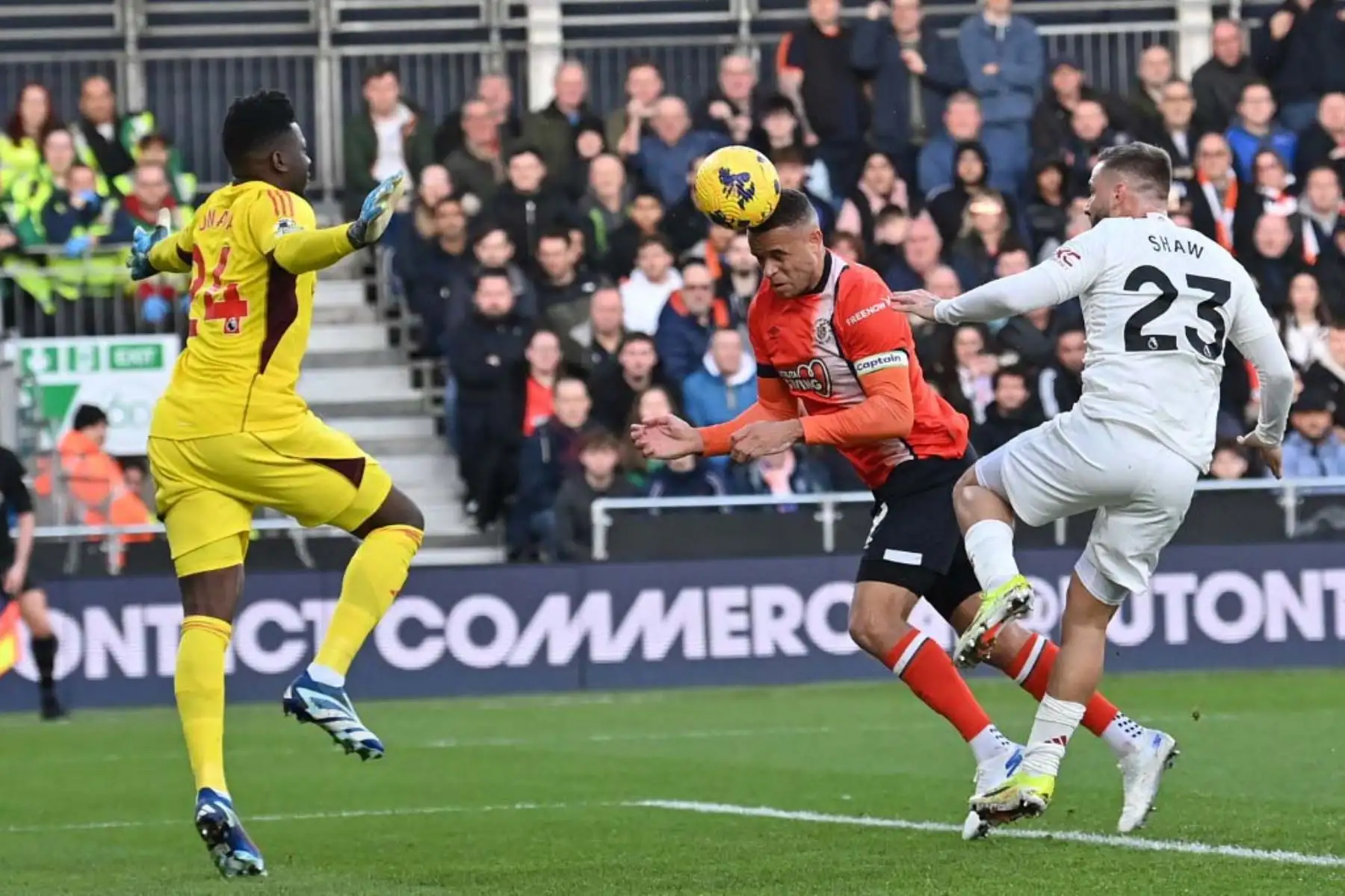 El delantero inglés de Luton Town Carlton Morris, anota su primer gol al portero camerunés del Manchester United Andre Onana durante el partido de fútbol de la Premier League inglesa entre Luton Town y Manchester United en Kenilworth Road en Luton, al norte de Londres. Foto: AFP