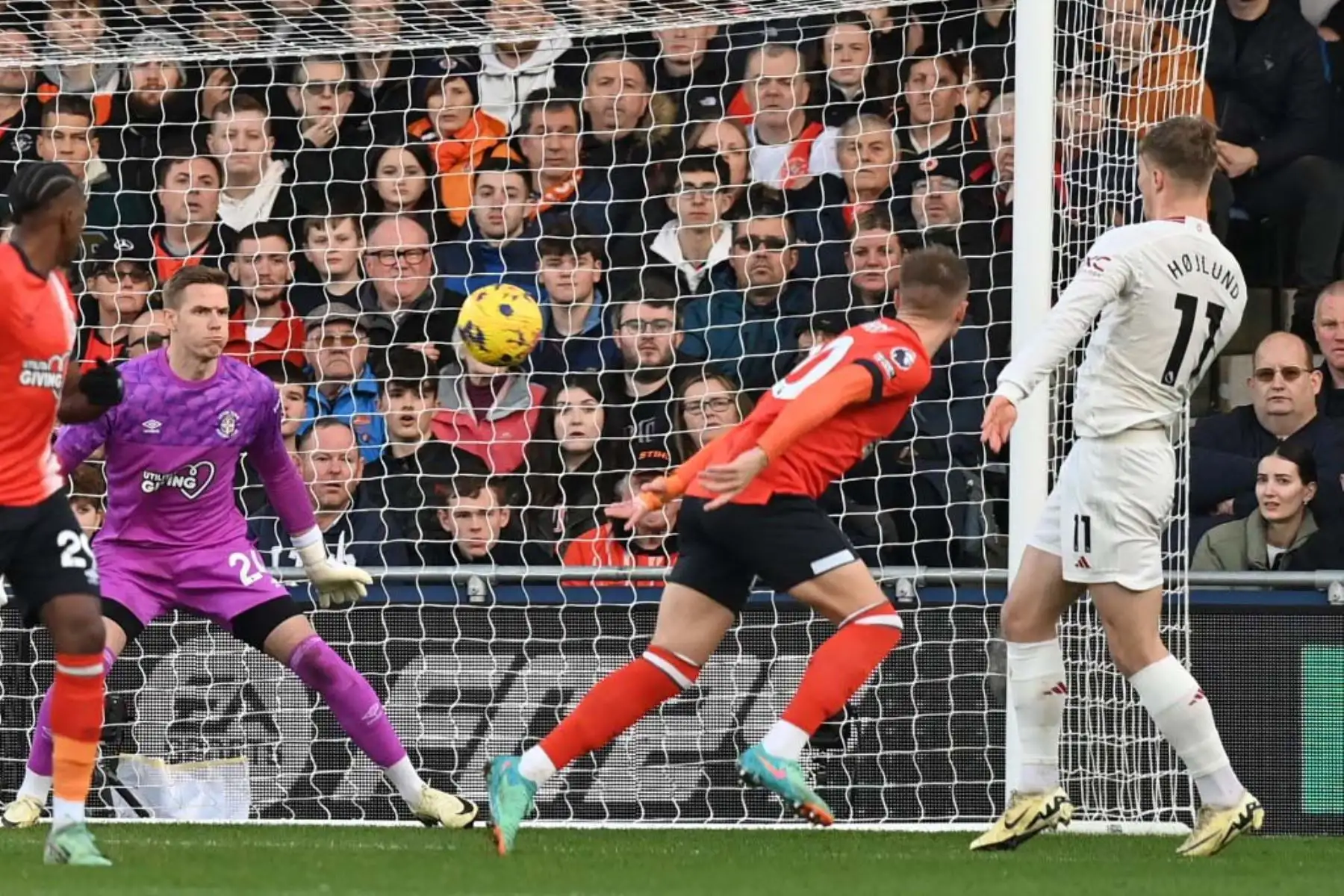 El delantero danés del Manchester United, Rasmus Hojlund, anota su segundo gol con el pecho durante el partido de fútbol de la Premier League inglesa entre Luton Town y Manchester United en Kenilworth Road en Luton, al norte de Londres. Foto: AFP