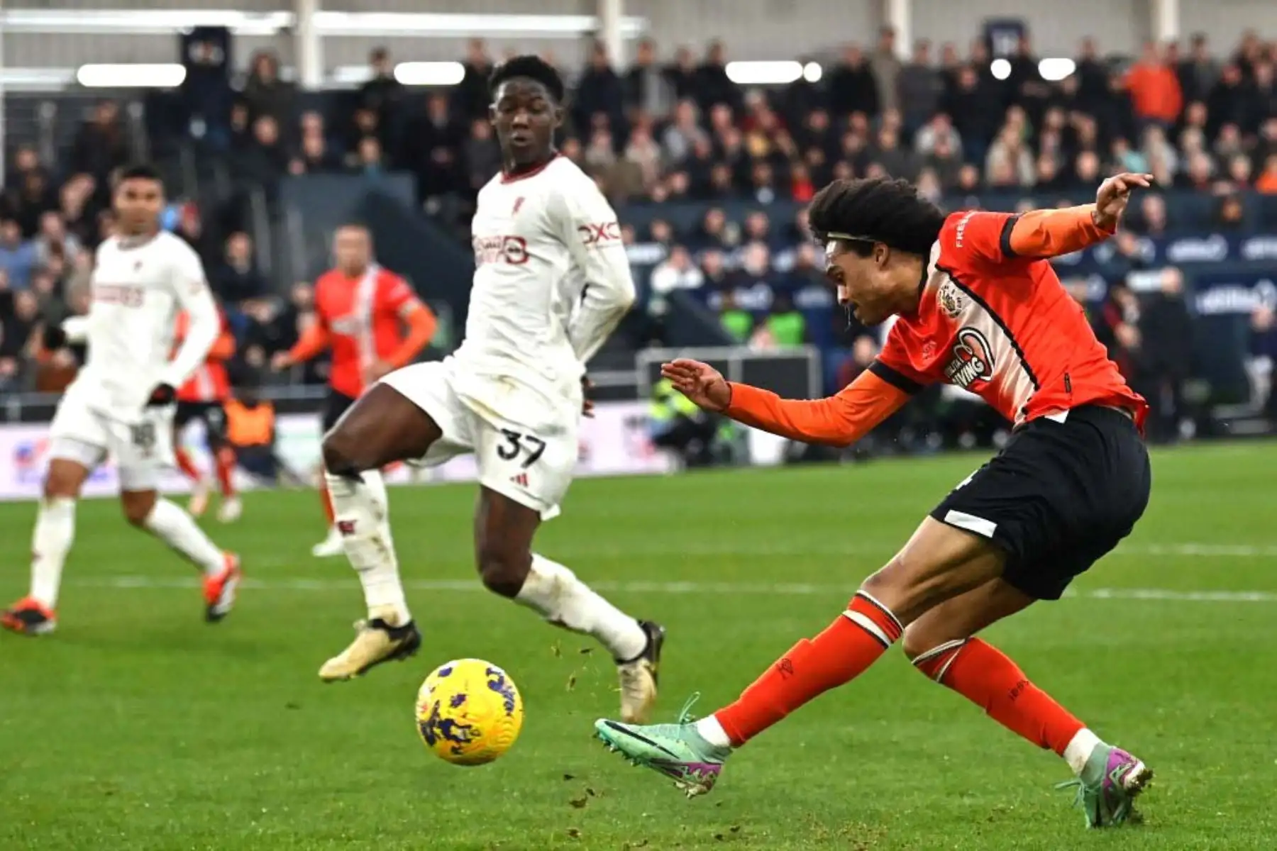 El centrocampista holandés de uton Town, Tahith Chong, cruza el balón durante el partido de fútbol de la Premier League inglesa entre Luton Town y Manchester United en Kenilworth Road en Luton, al norte de Londres. Foto: AFP