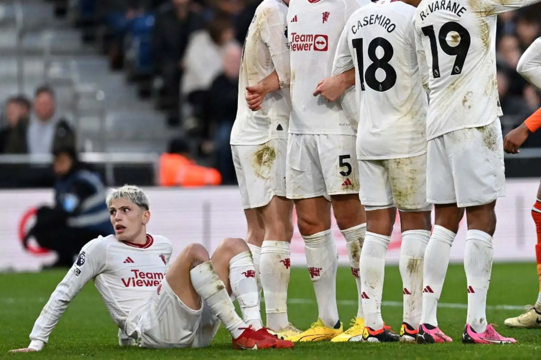 El centrocampista argentino del Manchester United Alejandro Garnacho, ocupa su lugar detrás del muro defensivo durante el partido de fútbol de la Premier League inglesa entre Luton Town y Manchester United. Foto: AFP
