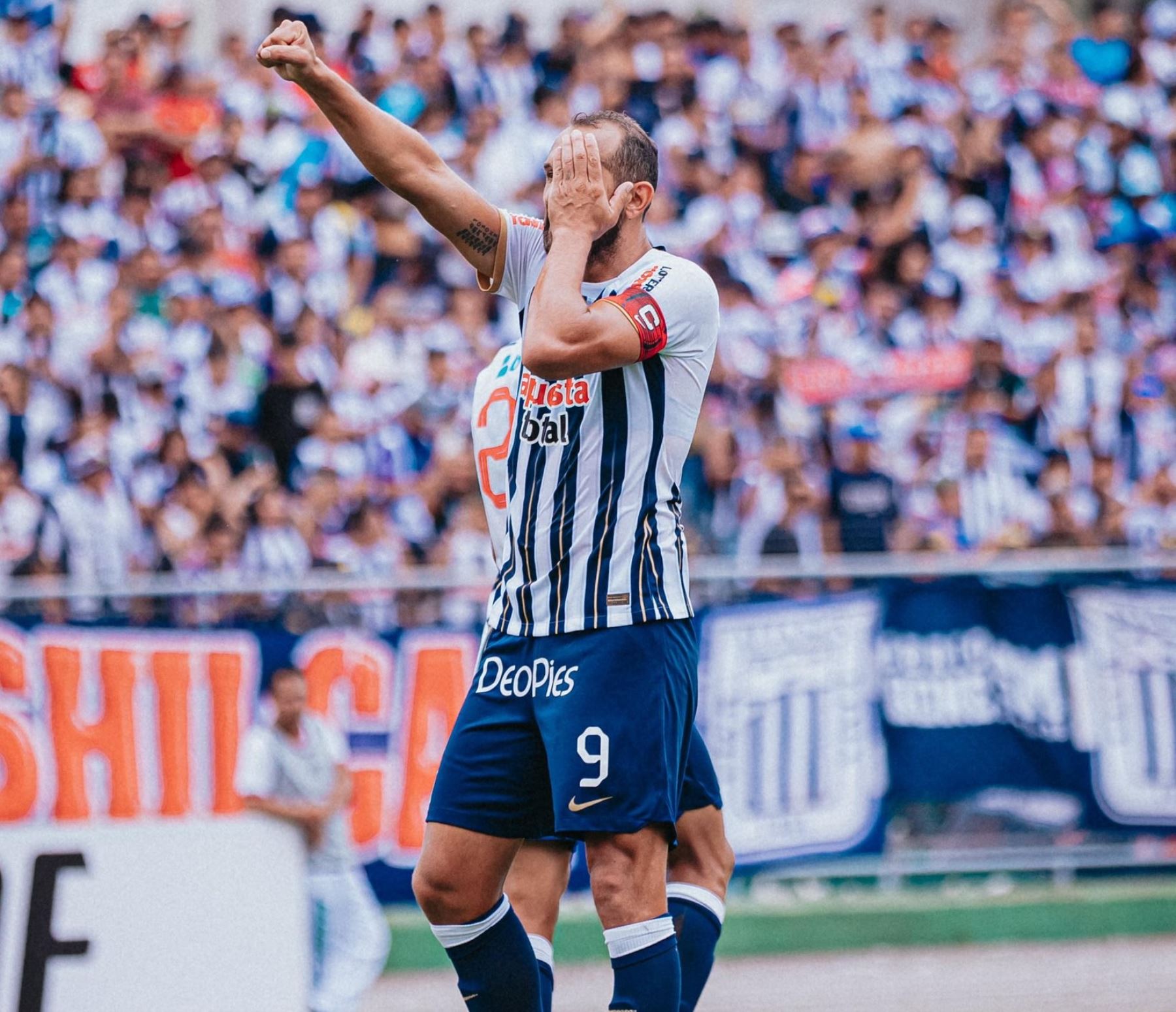 Hernán Barcos celebra su gol ante Unión Comercio en Tarapoto