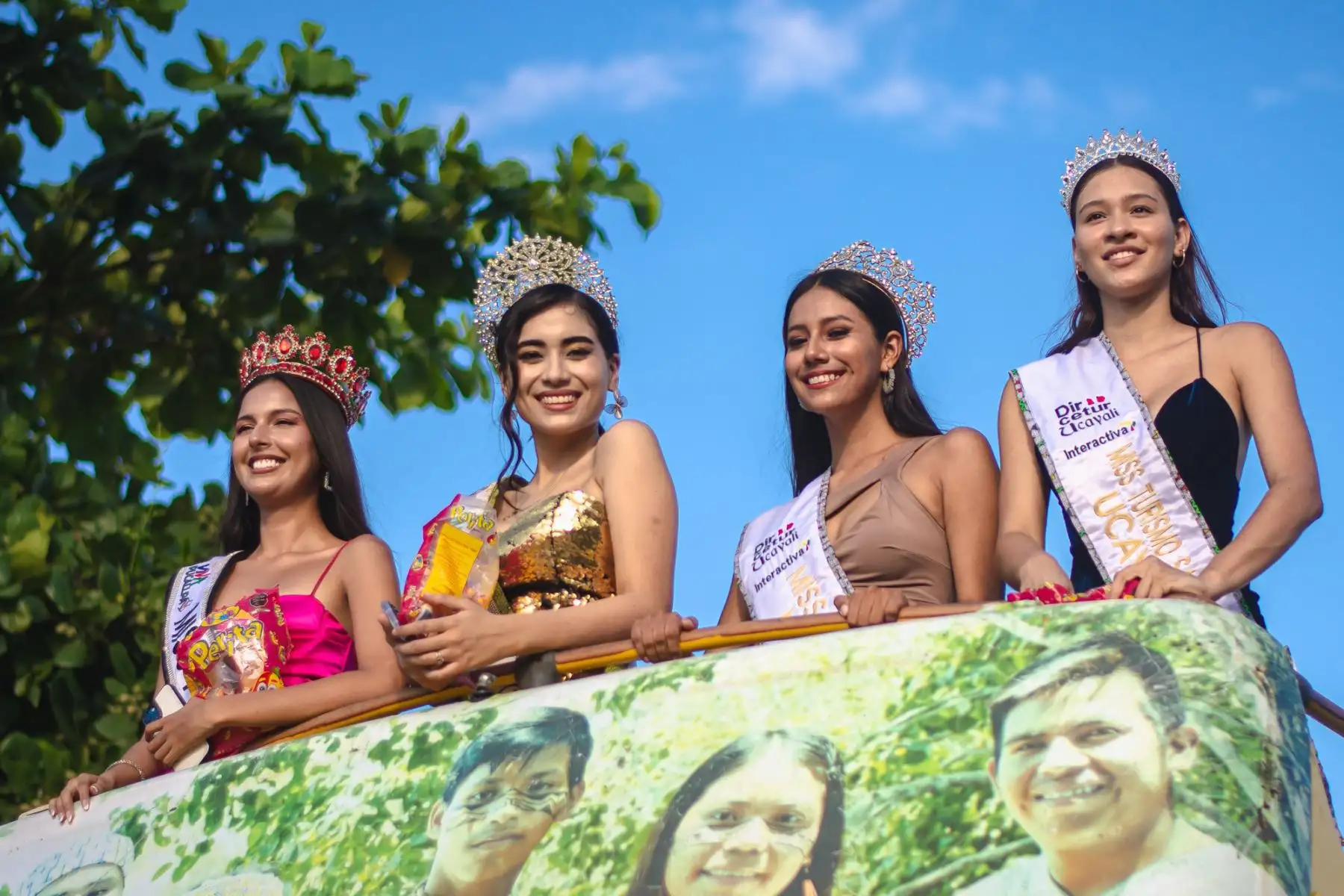 Cada una de las organizaciones desfiló con entusiasmo, recorriendo unas 10 cuadras de la ciudad. Con un despliegue grande, cada se presentó 7 carros alegóricos, 9 trimoviles y 7 elencos de danza, todos adornados con vestimentas coloridas y diseños amazónicos  
Foto: ANDINA/Difusión
