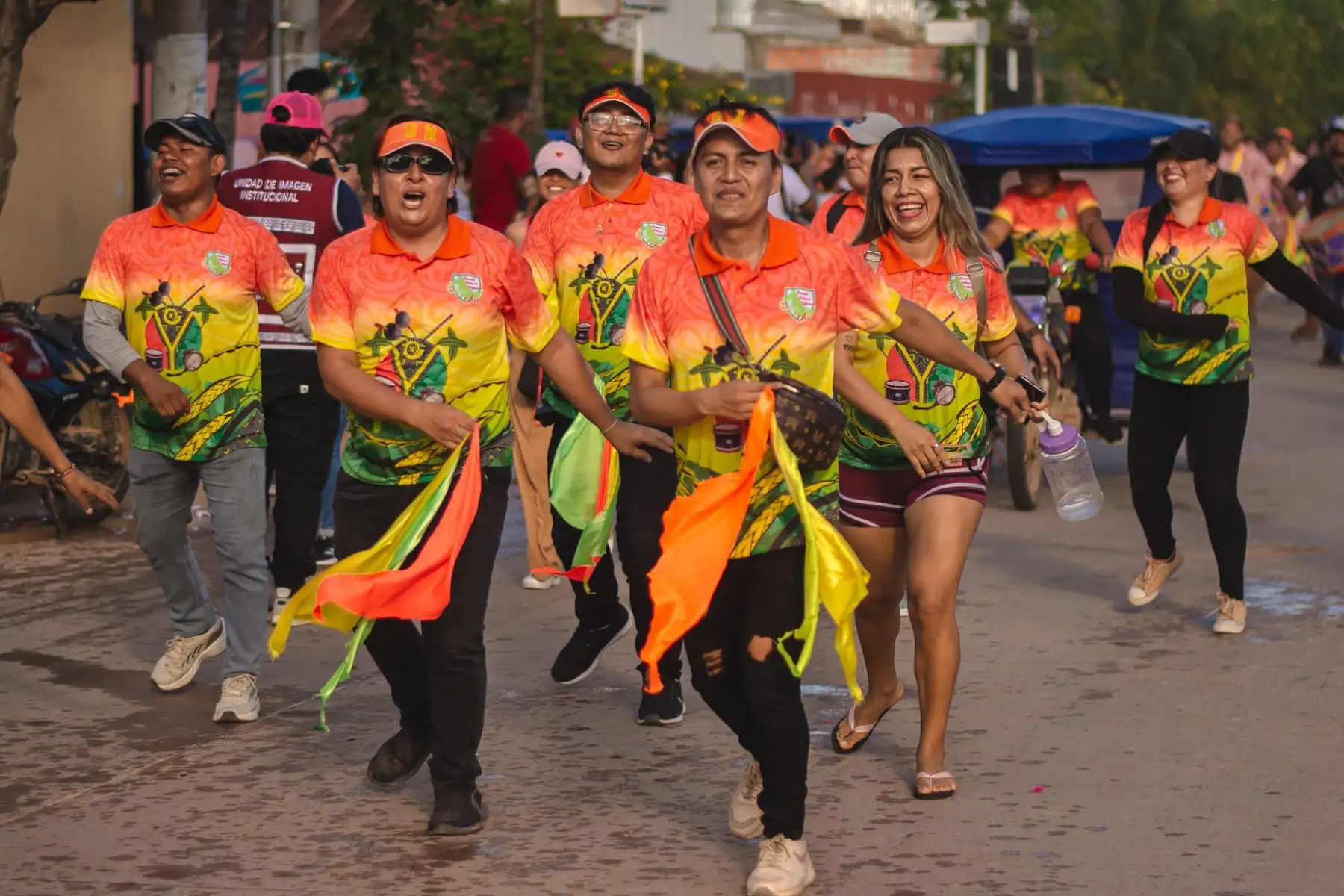 A partir de las 4:30 de la tarde, los participantes se apoderaron de la Av. Miraflores, punto de partida del recorrido festivo que culminaría en los exteriores del campo ferial de Yarinacocha. 
Foto: ANDINA/Difusión