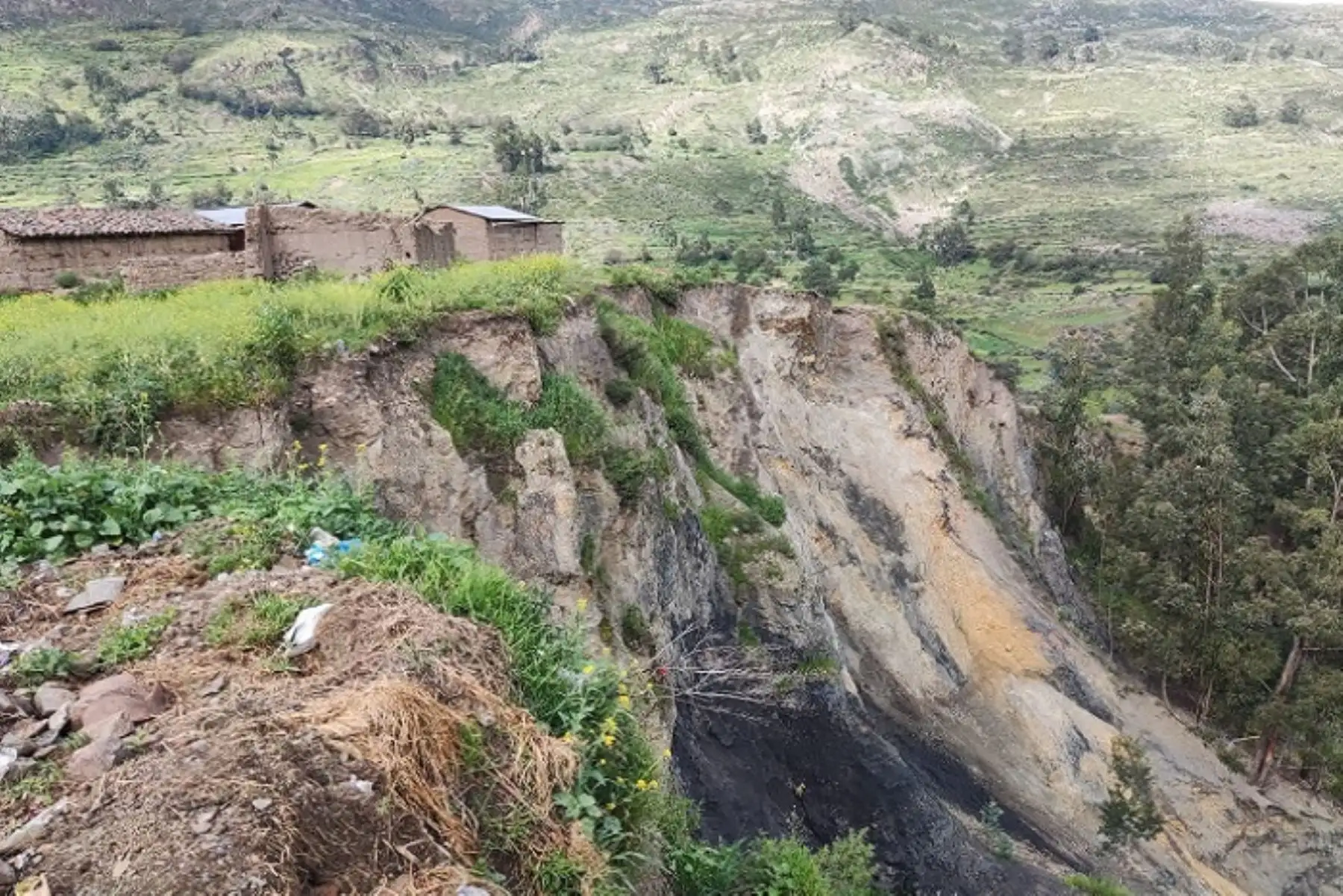Desde el 2013 no se había reportado deslizamiento de masas en este sector. No obstante, producto de las lluvias intensas, el 3 de febrero último la falla geológica se reactivó y ha puesto en riesgo a un varios pobladores.
