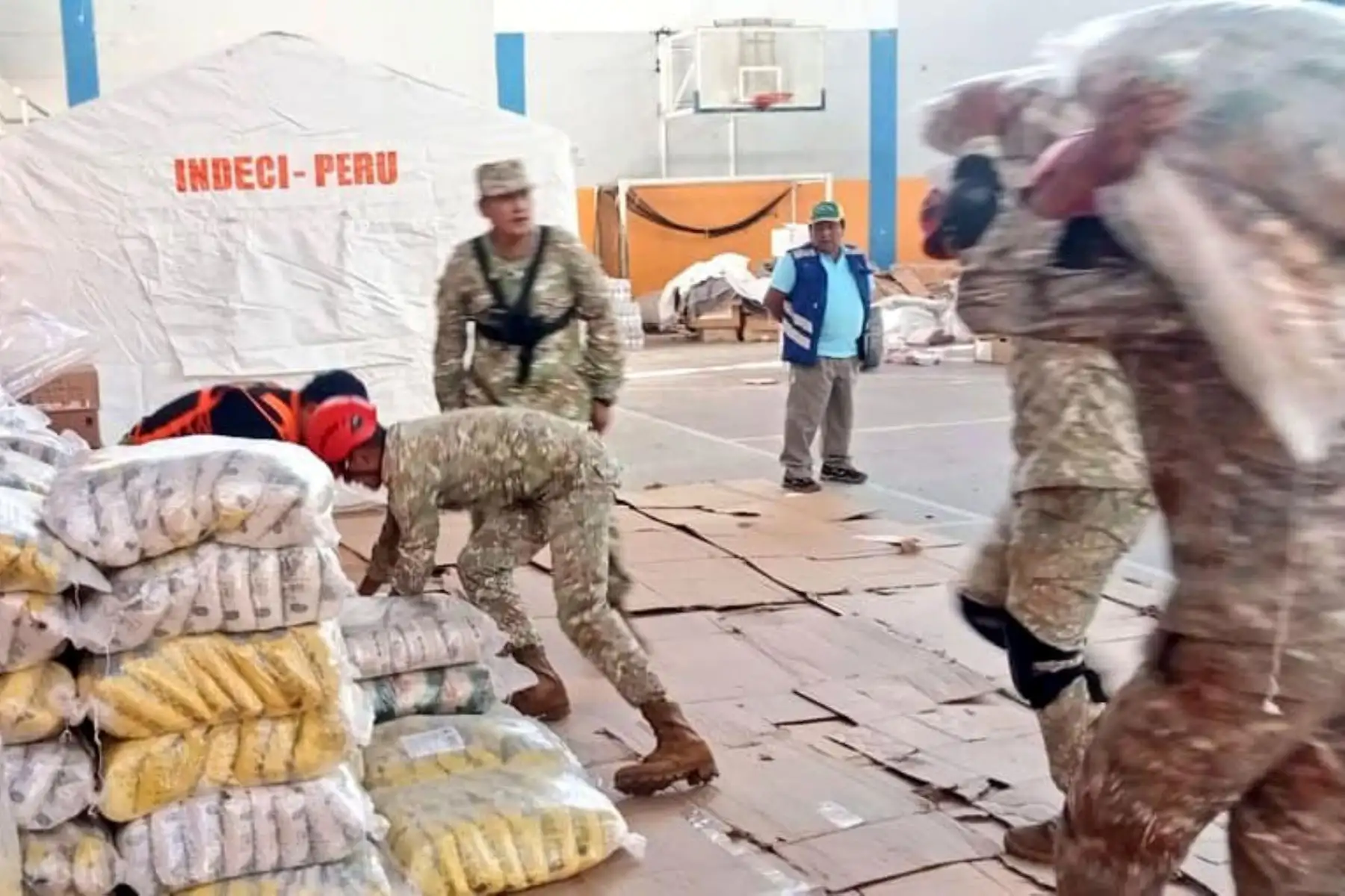 El Batallón de Infantería Motorizado Nº 35 del Ejército del Perú inició trabajos de limpieza de calles, viviendas y vías en la zona afectada por los huaicos en Chalhuanca. Asimismo, realizan la instalación de puntos de agua potable y traslado de ayuda humanitaria.
Foto: ANDINA/Difusión