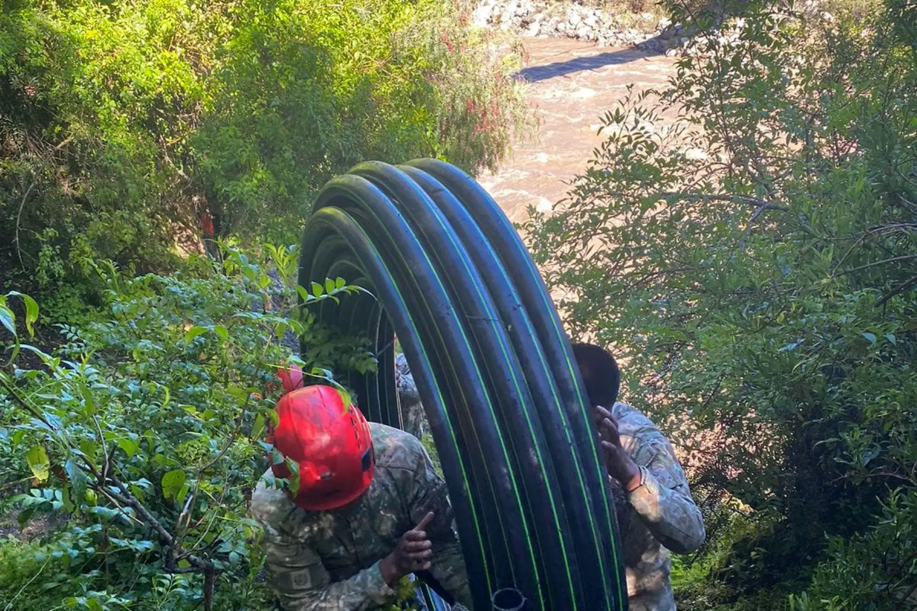 El Batallón de Infantería Motorizado Nº 35 del Ejército del Perú inició trabajos de limpieza de calles, viviendas y vías en la zona afectada por los huaicos en Chalhuanca. Asimismo, realizan la instalación de puntos de agua potable y traslado de ayuda humanitaria.
Foto: ANDINA/Difusión