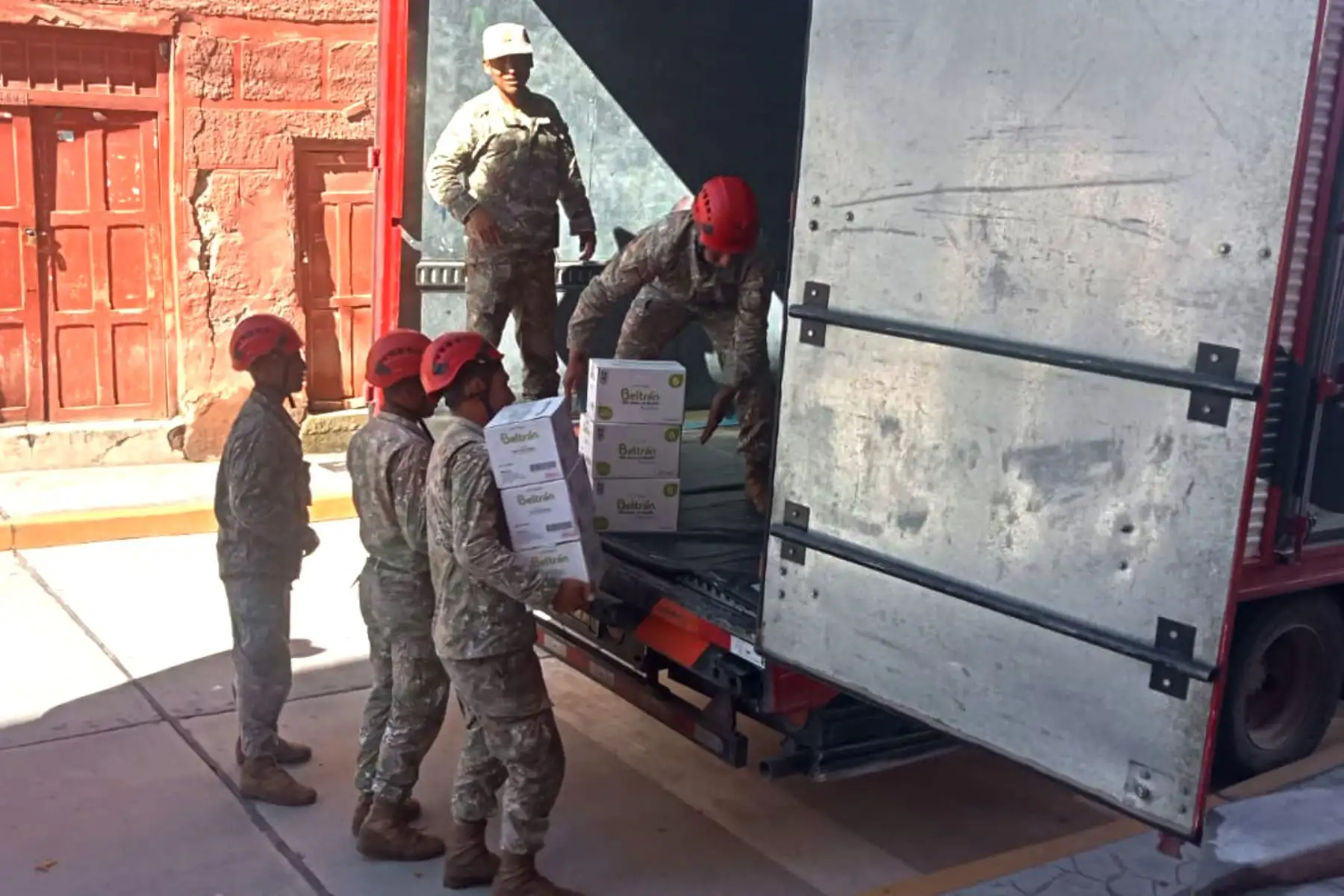 El Batallón de Infantería Motorizado Nº 35 del Ejército del Perú inició trabajos de limpieza de calles, viviendas y vías en la zona afectada por los huaicos en Chalhuanca. Asimismo, realizan la instalación de puntos de agua potable y traslado de ayuda humanitaria.
Foto: ANDINA/Difusión