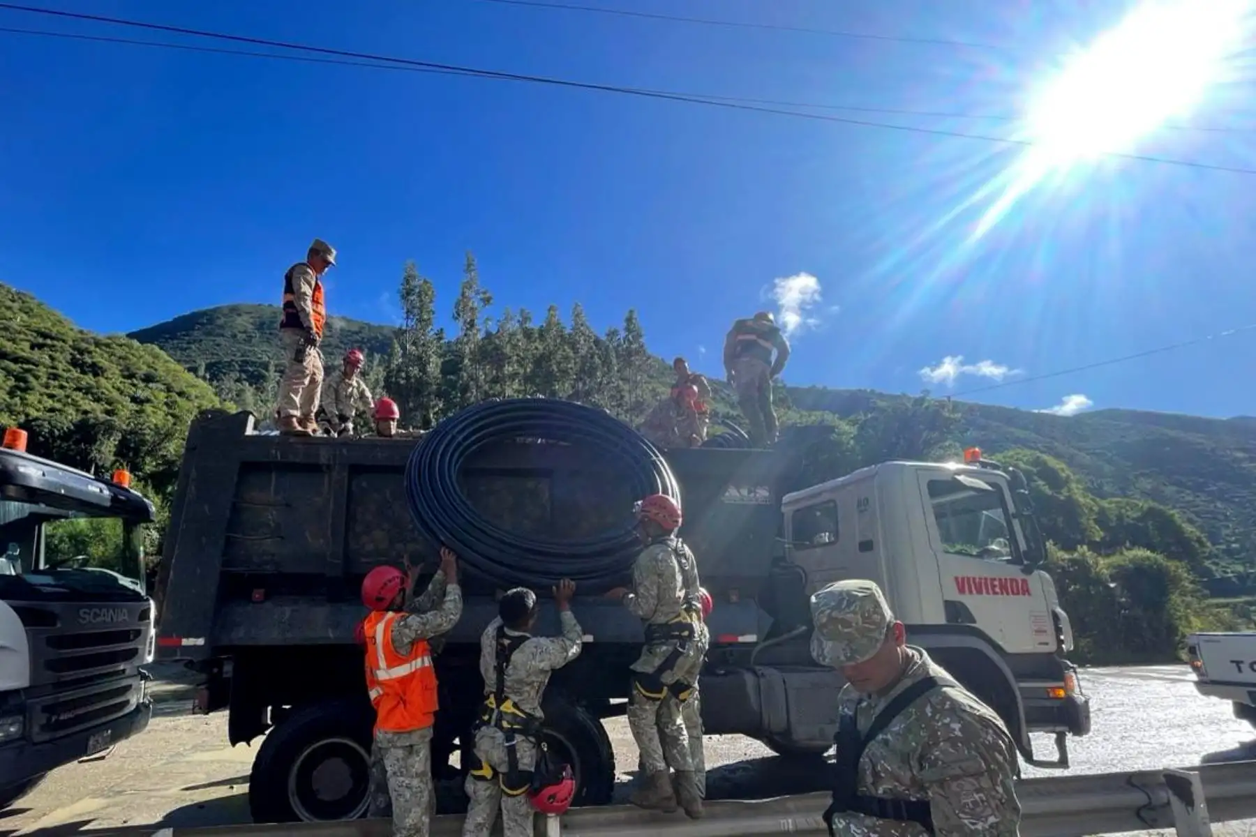 El Batallón de Infantería Motorizado Nº 35 del Ejército del Perú inició trabajos de limpieza de calles, viviendas y vías en la zona afectada por los huaicos en Chalhuanca. Asimismo, realizan la instalación de puntos de agua potable y traslado de ayuda humanitaria.
Foto: ANDINA/Difusión