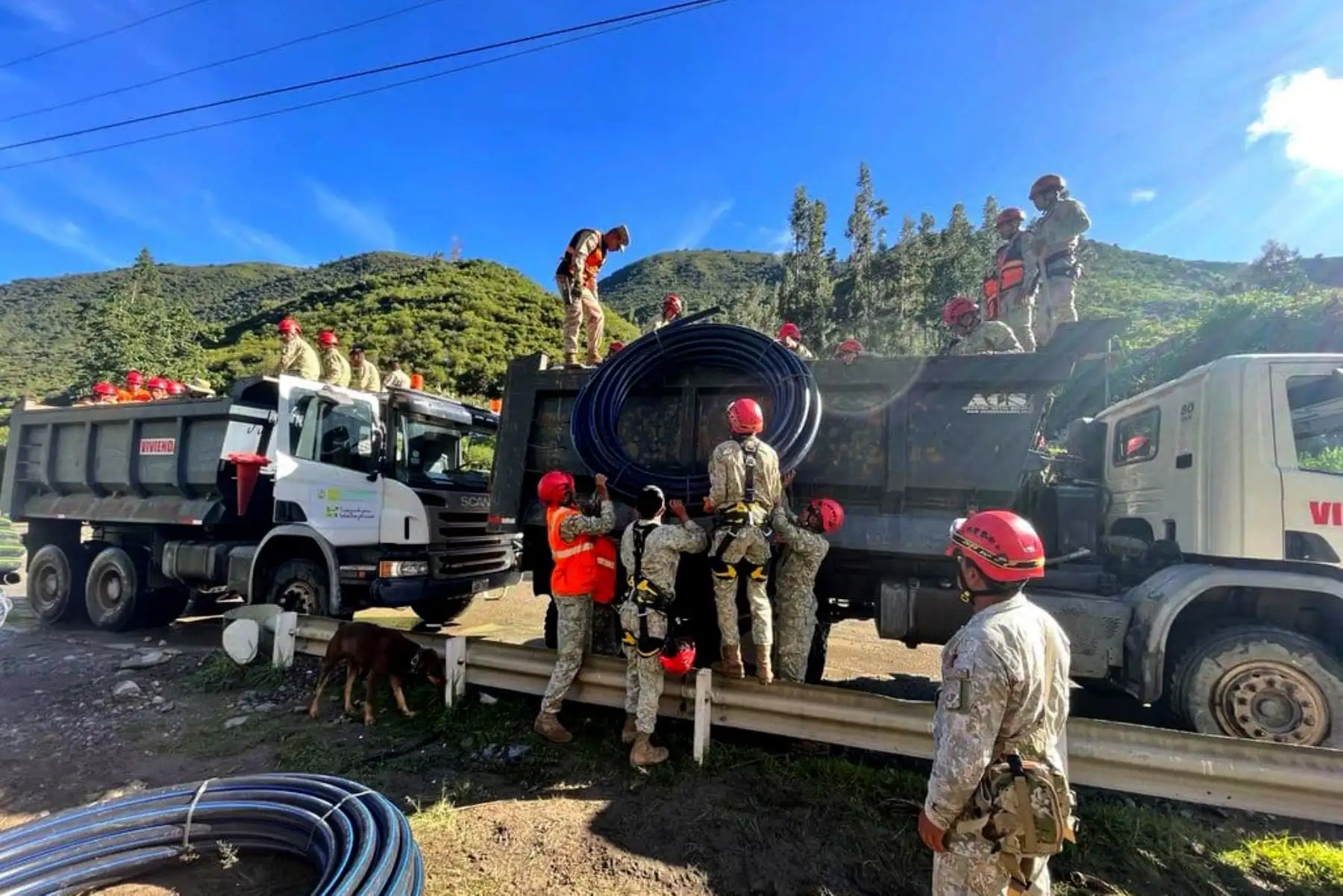 El Batallón de Infantería Motorizado Nº 35 del Ejército del Perú inició trabajos de limpieza de calles, viviendas y vías en la zona afectada por los huaicos en Chalhuanca. Asimismo, realizan la instalación de puntos de agua potable y traslado de ayuda humanitaria.
Foto: ANDINA/Difusión