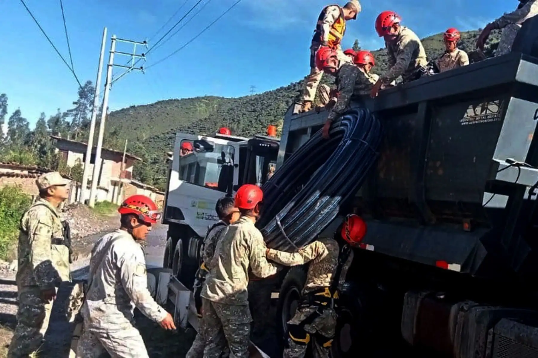 El Batallón de Infantería Motorizado Nº 35 del Ejército del Perú inició trabajos de limpieza de calles, viviendas y vías en la zona afectada por los huaicos en Chalhuanca. Asimismo, realizan la instalación de puntos de agua potable y traslado de ayuda humanitaria.
Foto: ANDINA/Difusión