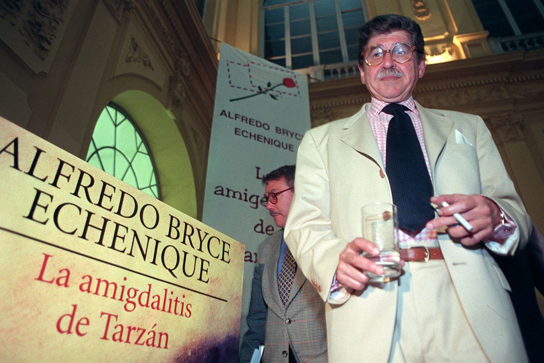 El escritor peruano Alfredo Bryce Echenique posa al culminar la ceremonia de presentación de su última novela "La amigdalitis de Tarzán" . 
Foto: AFP