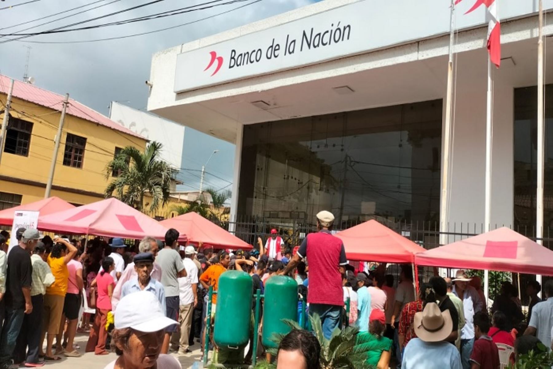 El intenso calor causó gran malestar a los adultos mayores.