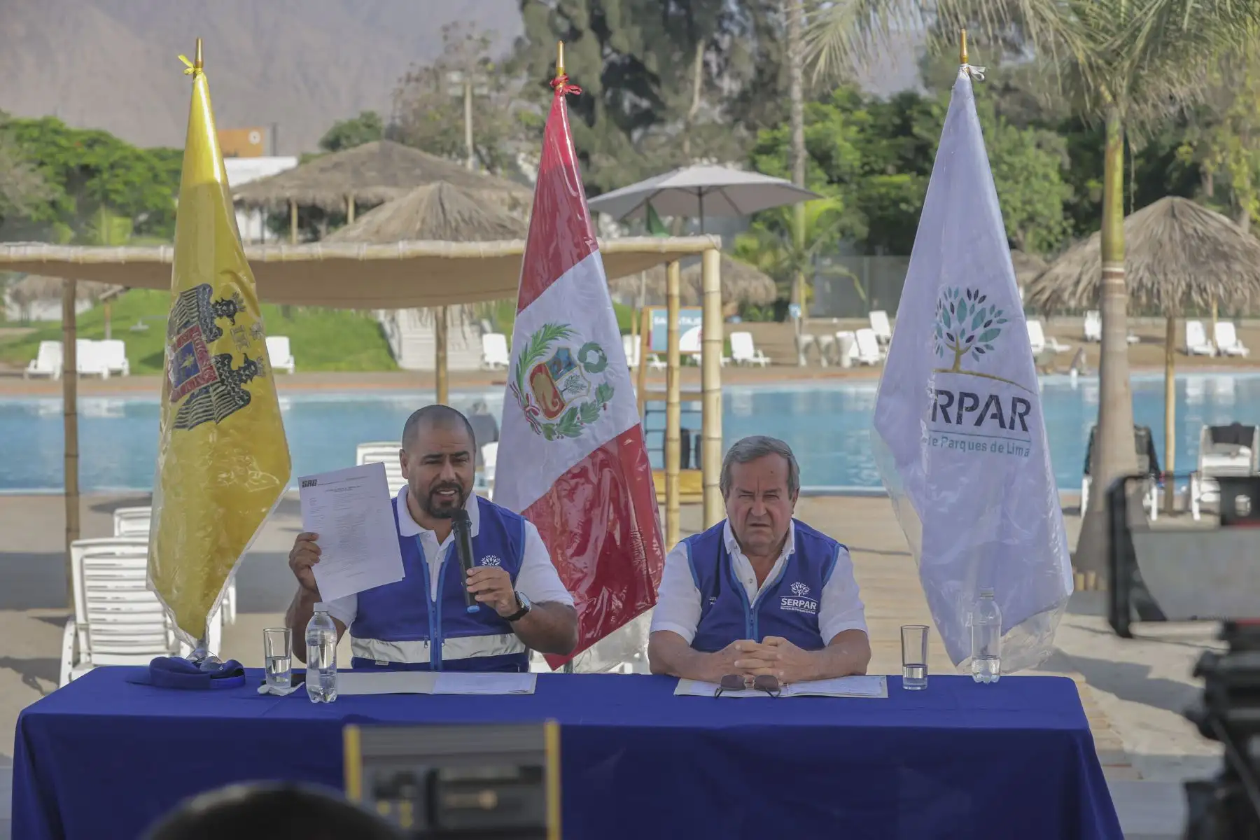 El presidente del Directorio de Serpar, Luis Molina acompañado por el secretario general Elmer Linares, anunciaron esta mañana en conferencia de prensa ofrecida en el propio Club Metropolitano Wiracocha en San Juan de Lurigancho que la playa urbana Wiracocha es considerada como saludable tras subsanar todas las observaciones por las entidades del Ministerio de Salud y se encuentra en óptimas condiciones y cumple con todas las normas para recibir a los bañistas.
Foto: ANDINA/Andrés Valle
