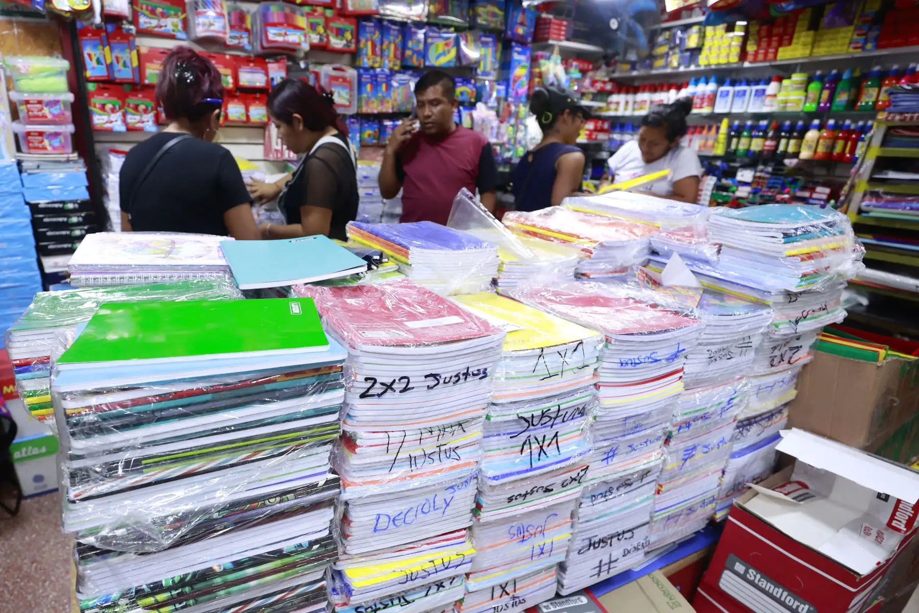 Ciudadanos realizan compras de útiles escolares previo al inicio del año escolar, en Mesa Redonda.
Foto: ANDINA/Vidal Tarqui