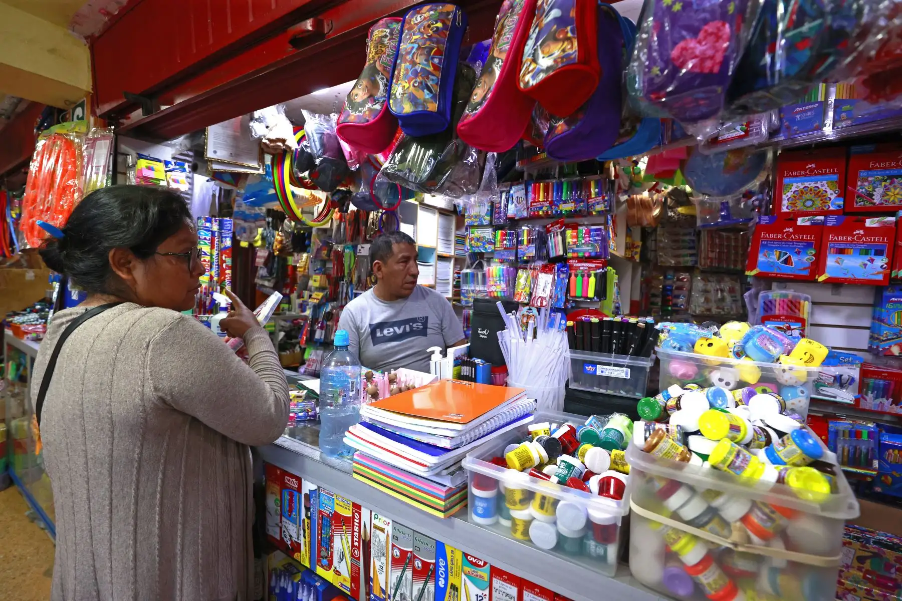 Ciudadanos realizan compras de útiles escolares previo al inicio del año escolar, en Mesa Redonda.
Foto: ANDINA/Vidal Tarqui