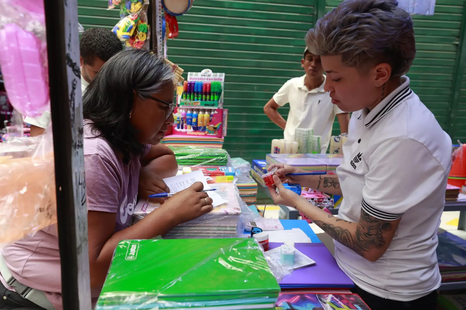 Ciudadanos realizan compras de útiles escolares previo al inicio del año escolar, en Mesa Redonda.
Foto: ANDINA/Vidal Tarqui