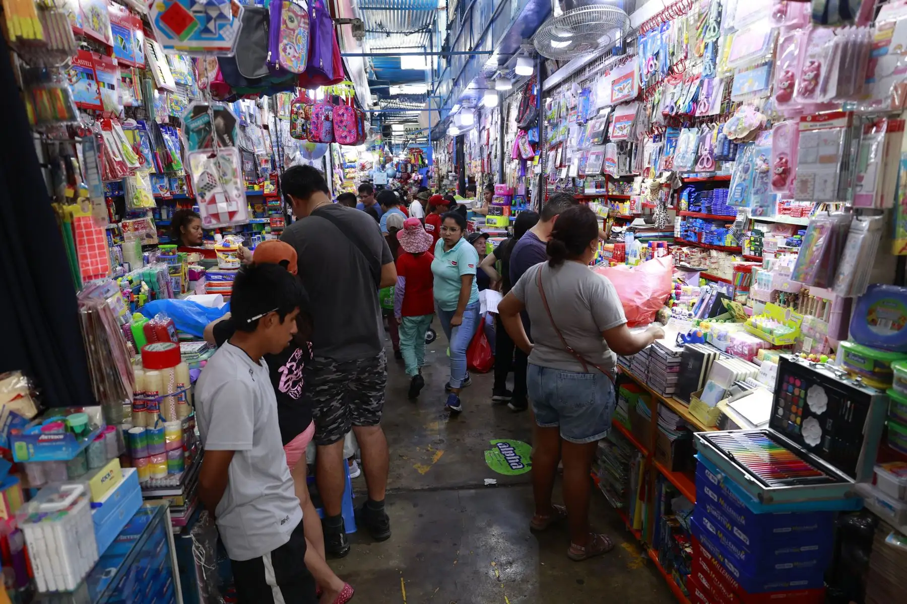 Ciudadanos realizan compras de útiles escolares previo al inicio del año escolar, en Mesa Redonda.
Foto: ANDINA/Vidal Tarqui