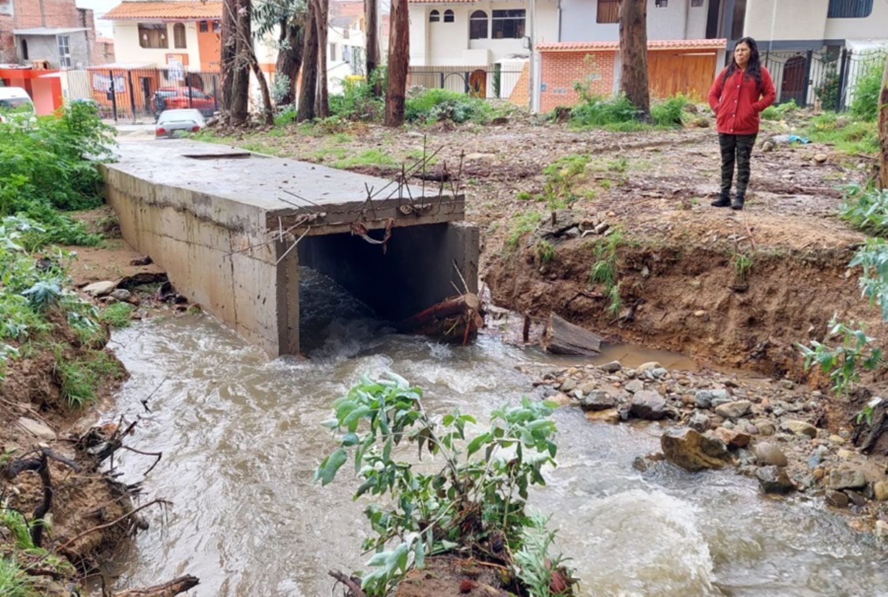 Más de veinte viviendas de la urbanización Corona del Fraile se inundaron tras el desborde de un riachuelo que discurre desde la quebrada La Huayruna, ubicada en el este de la ciudad de Huancayo.