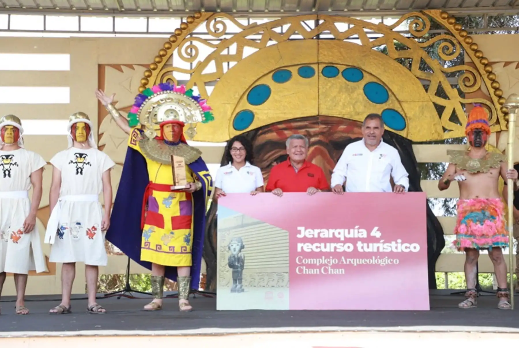El ministro de Comercio Exterior y Turismo, Juan Carlos Mathews, entregó la máxima distinción que ostenta un recurso turístico en Perú, denominada jerarquía 4, al Complejo Arqueológico Chan Chan, ubicado en La Libertad, una importante noticia que impactará positivamente en el sector turístico de la región.