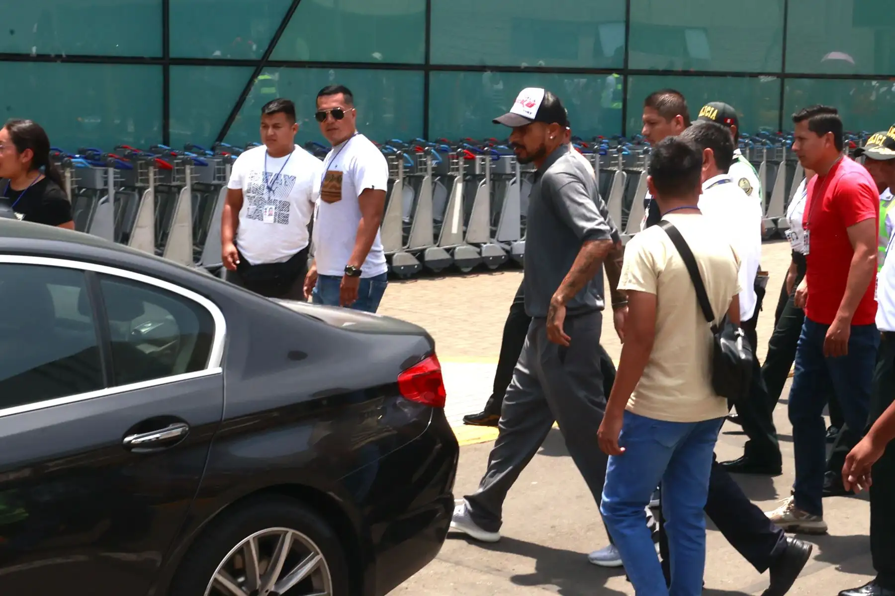 Paolo Guerrero arribó este martes a suelo peruano acompañado de su esposa, Ana Paula Consorte para resolver su situación con los directivos de la Universidad César Vallejo. El delantero fue ovacionado por un grupo nutrido de hinchas en el Aeropuerto Internacional Jorge Chávez.
Foto: ANDINA/Vidal Tarqui
