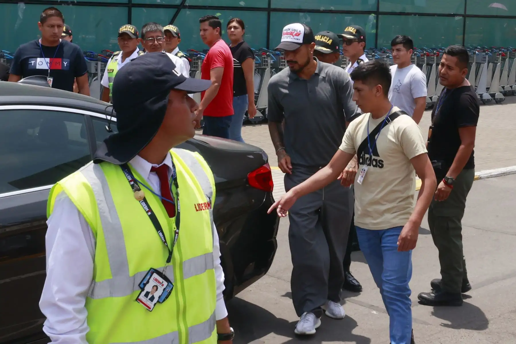 Paolo Guerrero arribó este martes a suelo peruano acompañado de su esposa, Ana Paula Consorte para resolver su situación con los directivos de la Universidad César Vallejo. El delantero fue ovacionado por un grupo nutrido de hinchas en el Aeropuerto Internacional Jorge Chávez.
Foto: ANDINA/Vidal Tarqui