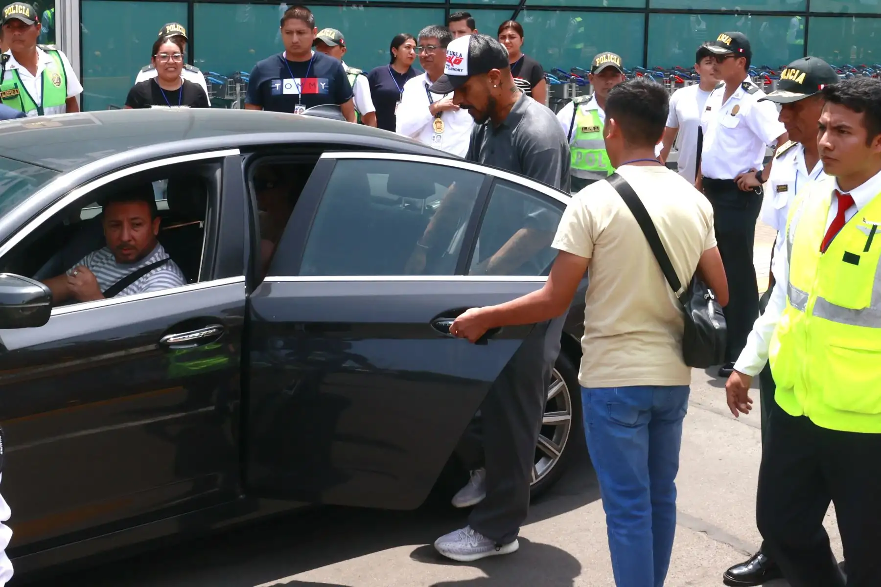 Paolo Guerrero arribó este martes a suelo peruano acompañado de su esposa, Ana Paula Consorte para resolver su situación con los directivos de la Universidad César Vallejo. El delantero fue ovacionado por un grupo nutrido de hinchas en el Aeropuerto Internacional Jorge Chávez.
Foto: ANDINA/Vidal Tarqui