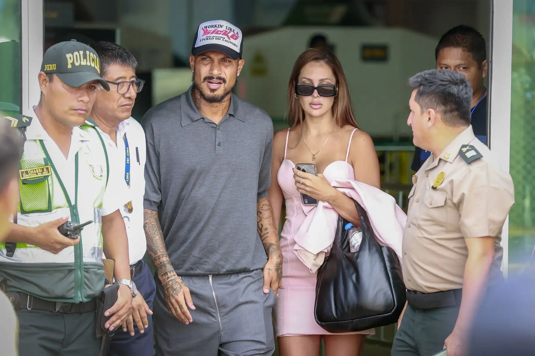 Paolo Guerrero arribando a suelo peruano en el Aeropuerto Internacional Jorge Chávez, acompañado de su esposa, Ana Paula Consorte para resolver su situación con los directivos de la Universidad César Vallejo. Foto: ANDINA/Vidal Tarqui