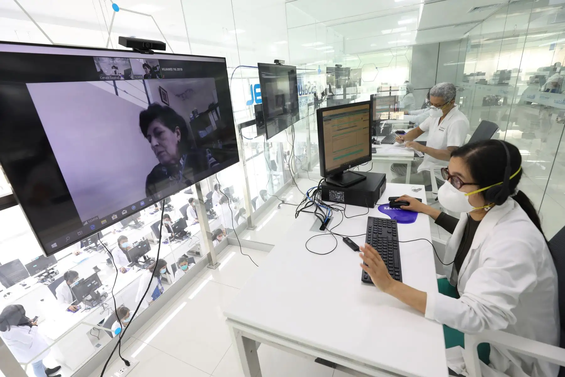 El CENATE Cuenta con 118 especialistas, entre médicos y otros profesionales de la salud, y ofrece atenciones en medicina general, cardiología, dermatología, geriatría, ginecología, medicina interna, neumología, urología, pediatría, teleoncología, entre otras. También brinda teleorientación en nutrición, psiquiatría, terapia física y rehabilitación, terapia de lenguaje y terapia ocupacional; así como teleapoyo al diagnóstico en radiografía, mamografía y tomografía. 
Foto: ANDINA/EsSalud
