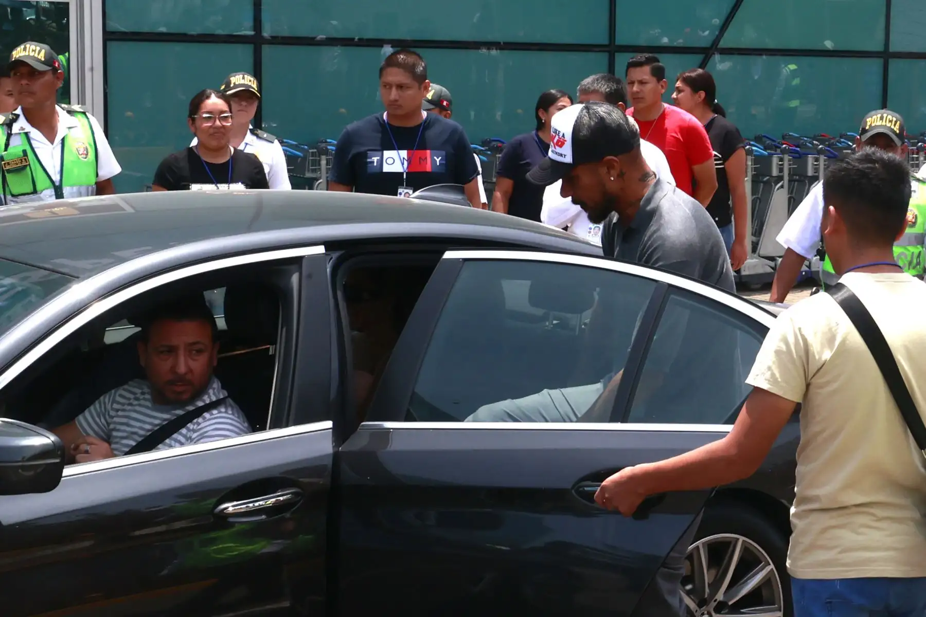Paolo Guerrero arribó este martes a suelo peruano acompañado de su esposa, Ana Paula Consorte para resolver su situación con los directivos de la Universidad César Vallejo. El delantero fue ovacionado por un grupo nutrido de hinchas en el Aeropuerto Internacional Jorge Chávez.
Foto: ANDINA/Vidal Tarqui