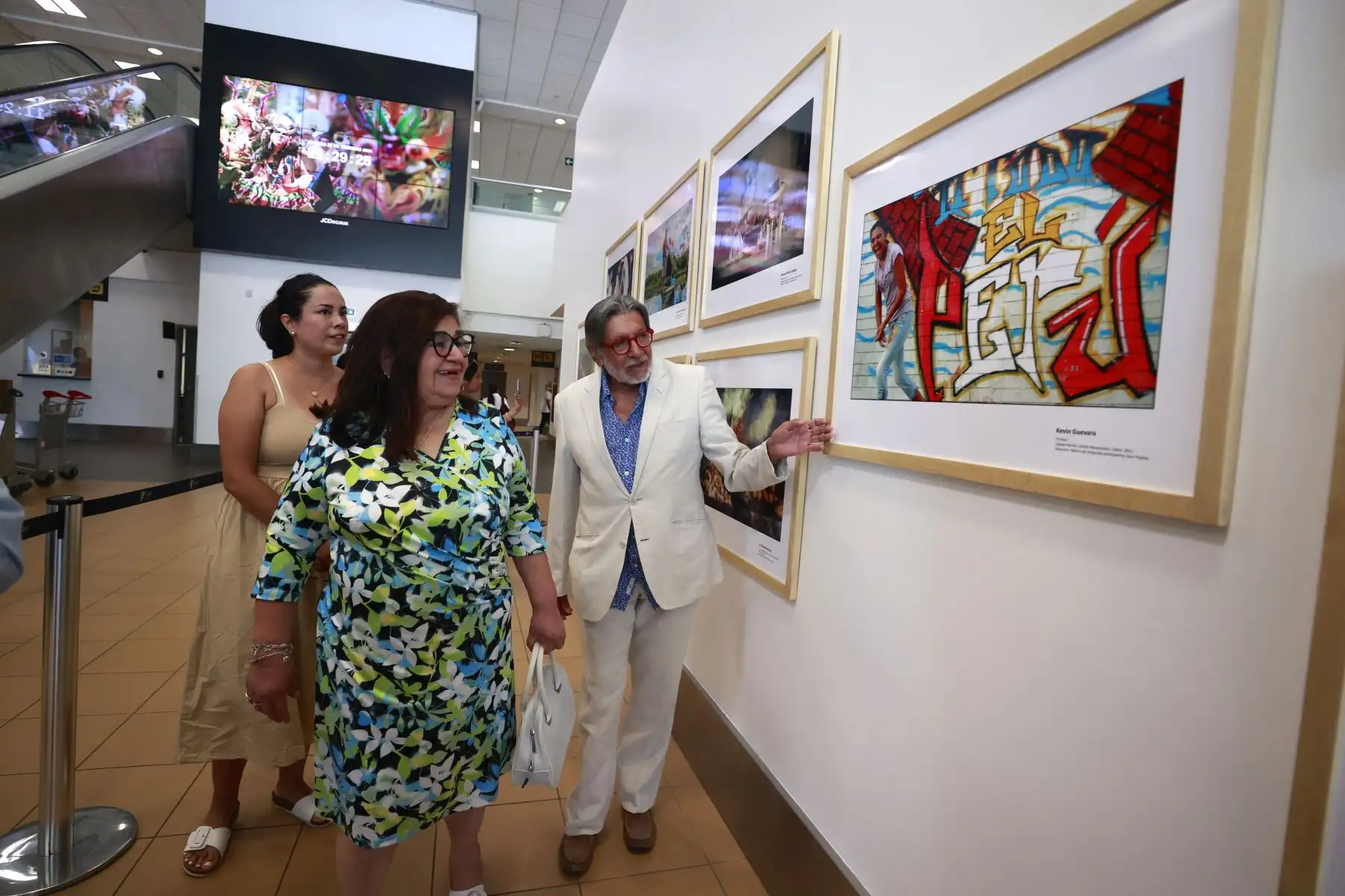 Muestra fotográfica “Autorretrato de una Nación” se expone en el terminal aéreo del Jorge Chávez. En la imagen, Andrés Longhi, director del colectivo Ojos Propios.
Foto: ANDINA/ Vidal Tarqui