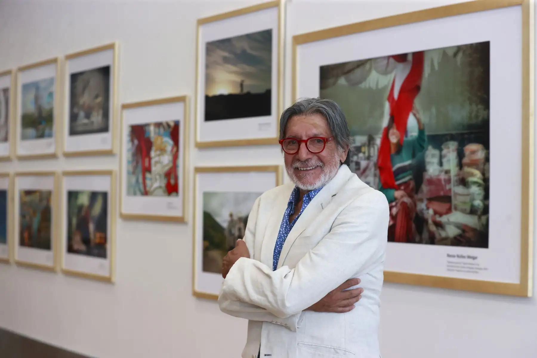 Muestra fotográfica “Autorretrato de una Nación” se expone en el terminal aéreo del Jorge Chávez. En la imagen, Andrés Longhi, director del colectivo Ojos Propios.
Foto: ANDINA/ Vidal Tarqui