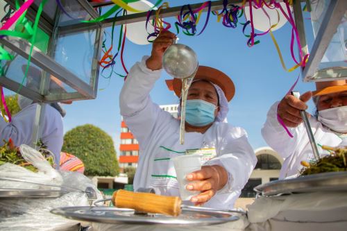 Huancayo: con degustación de más de 8 mil vasos de emoliente y otras bebidas calientes celebran Día del Emolientero