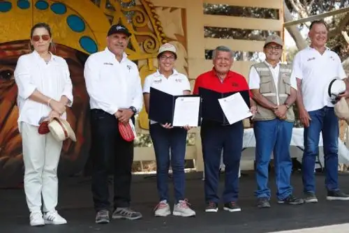 La ministra de Cultura, Leslie Urteaga, suscribió un convenio de cooperación con el gobernador regional de La Libertad, César Acuña.