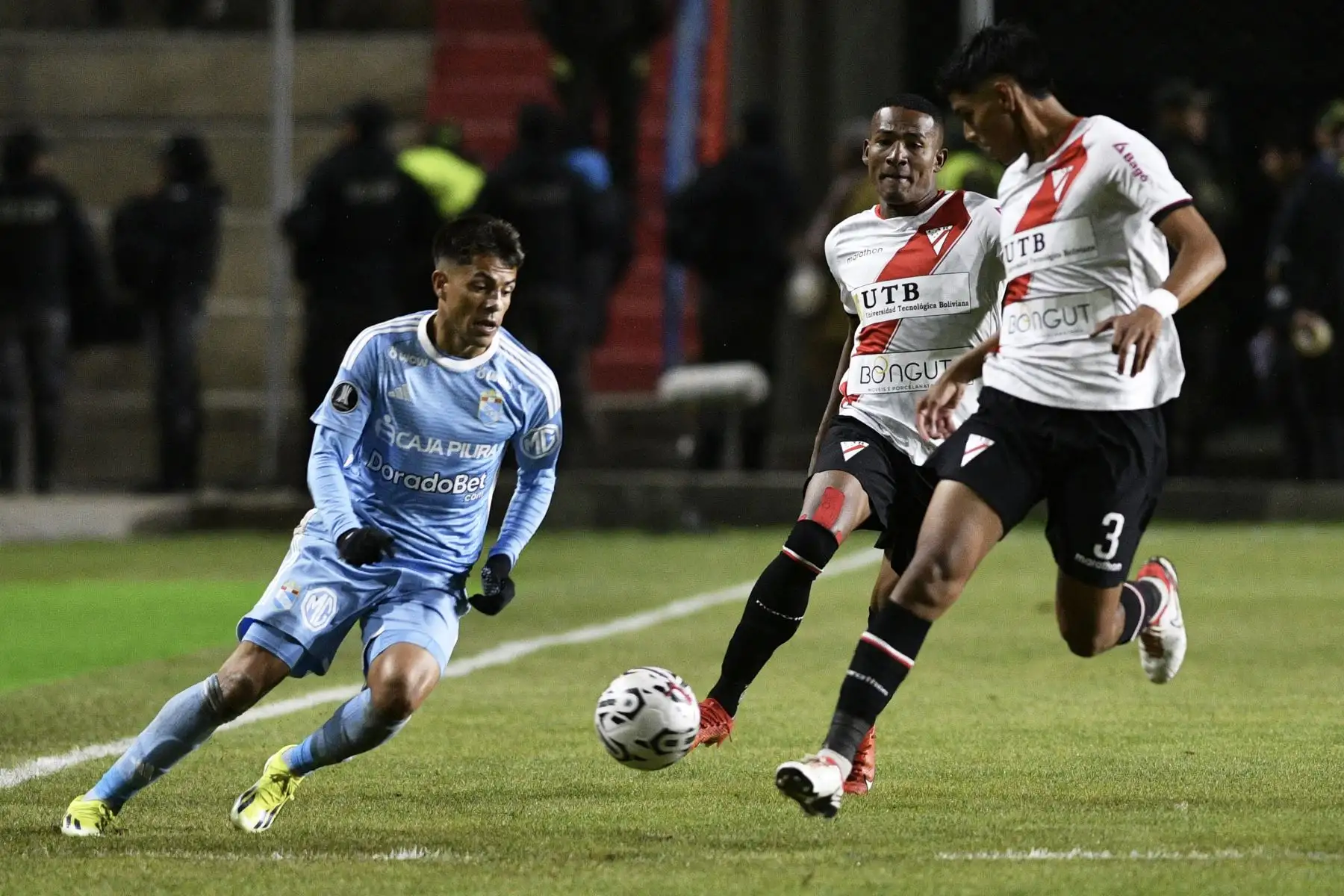 El delantero argentino de Sporting Cristal, Santiago González  y el delantero de Always Ready, Pablo Vaca, pelean por el balón durante el partido de fútbol de ida de la segunda ronda de la Copa Libertadores entre Always Ready de Bolivia y Sporting Cristal de Perú en el estadio municipal de Villa Ingenio en El Alto, Bolivia. 
Foto: AFP