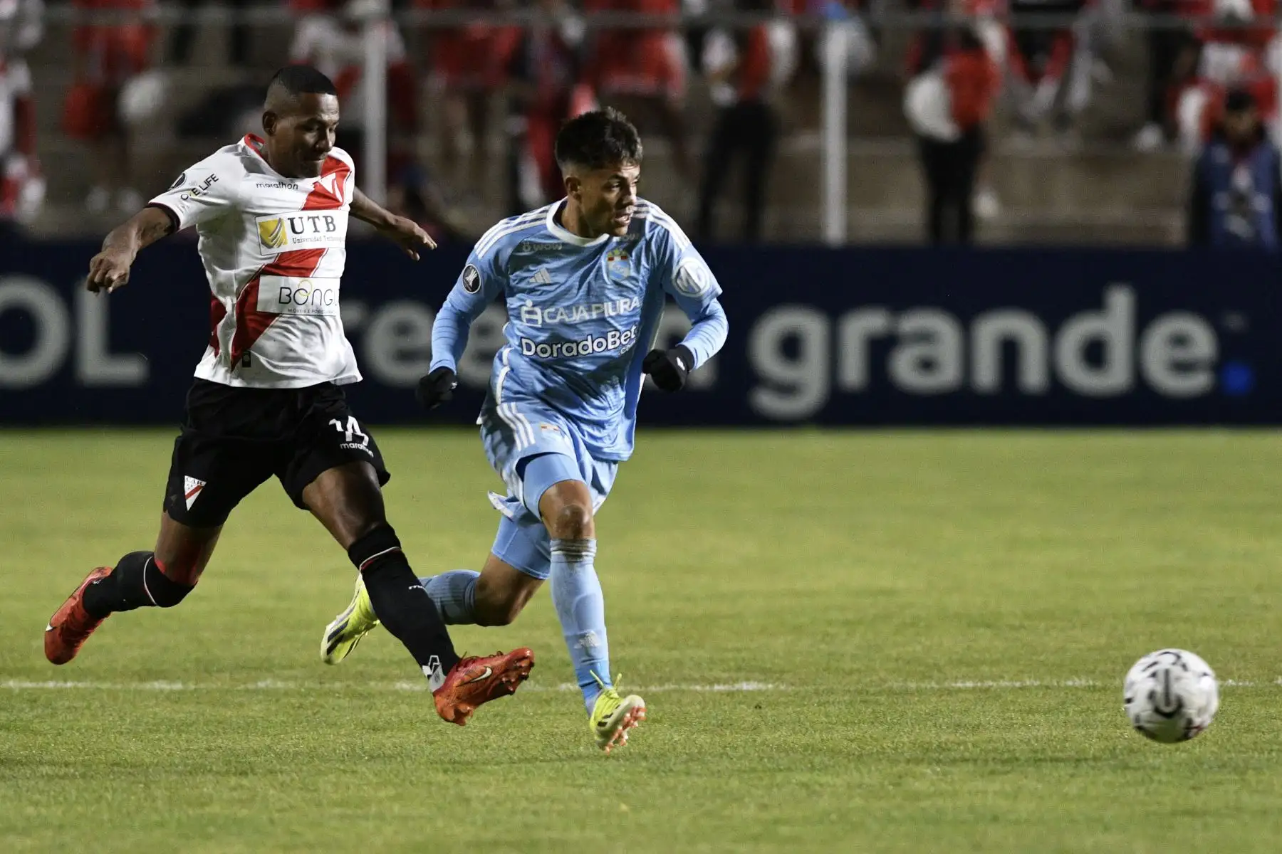 El mediocampista ecuatoriano de Always Ready, José Carabalí , y el delantero argentino de Sporting Cristal, Santiago González, luchan por el balón durante el partido de fútbol de ida de la segunda ronda de la Copa Libertadores entre Always Ready de Bolivia y Sporting Cristal de Perú en el estadio municipal de Villa Ingenio en El Alto, Bolivia.
Foto: AFP
