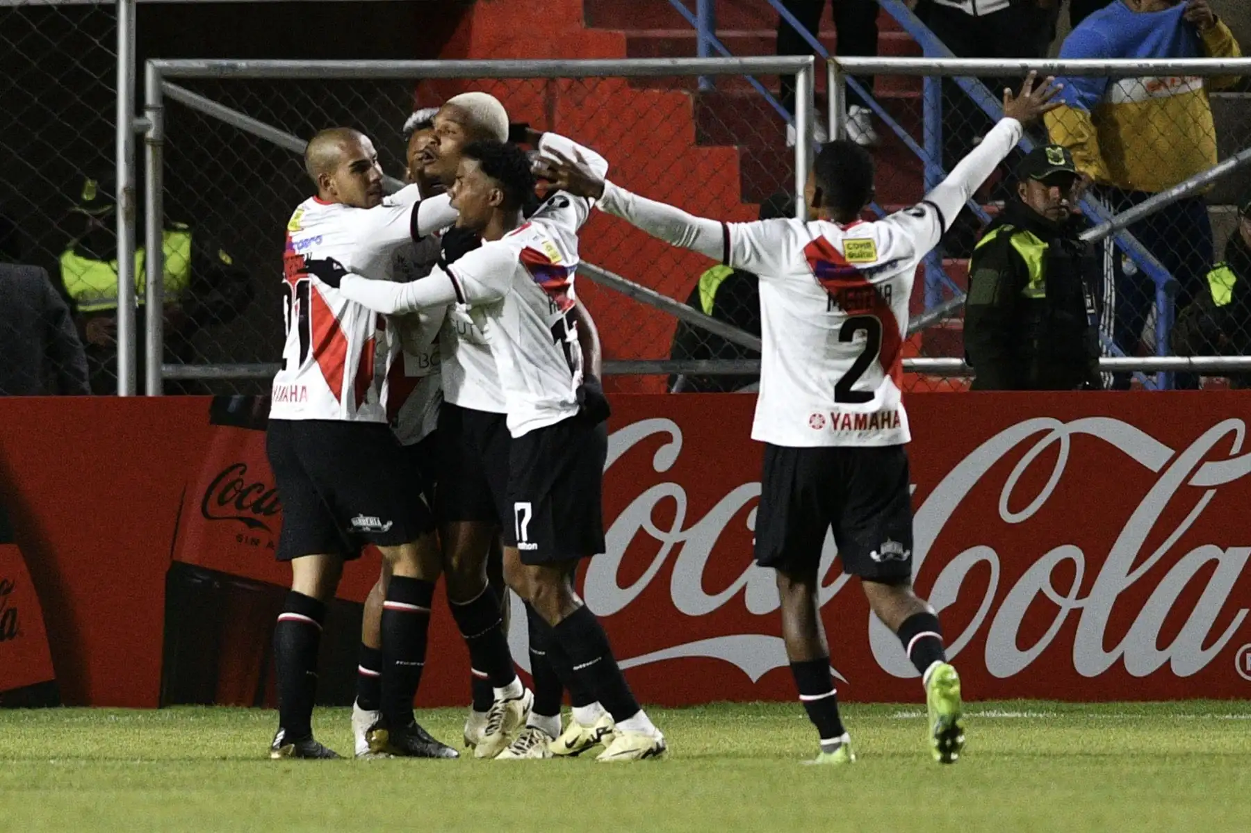 El delantero brasileño de Always Ready, Wesley Tanque, celebra con sus compañeros de equipo después de anotar durante el partido de fútbol de ida de la segunda ronda de la Copa Libertadores entre Always Ready de Bolivia y Sporting Cristal de Perú en el estadio municipal Villa Ingenio en El Alto, Bolivia.
Foto: AFP
