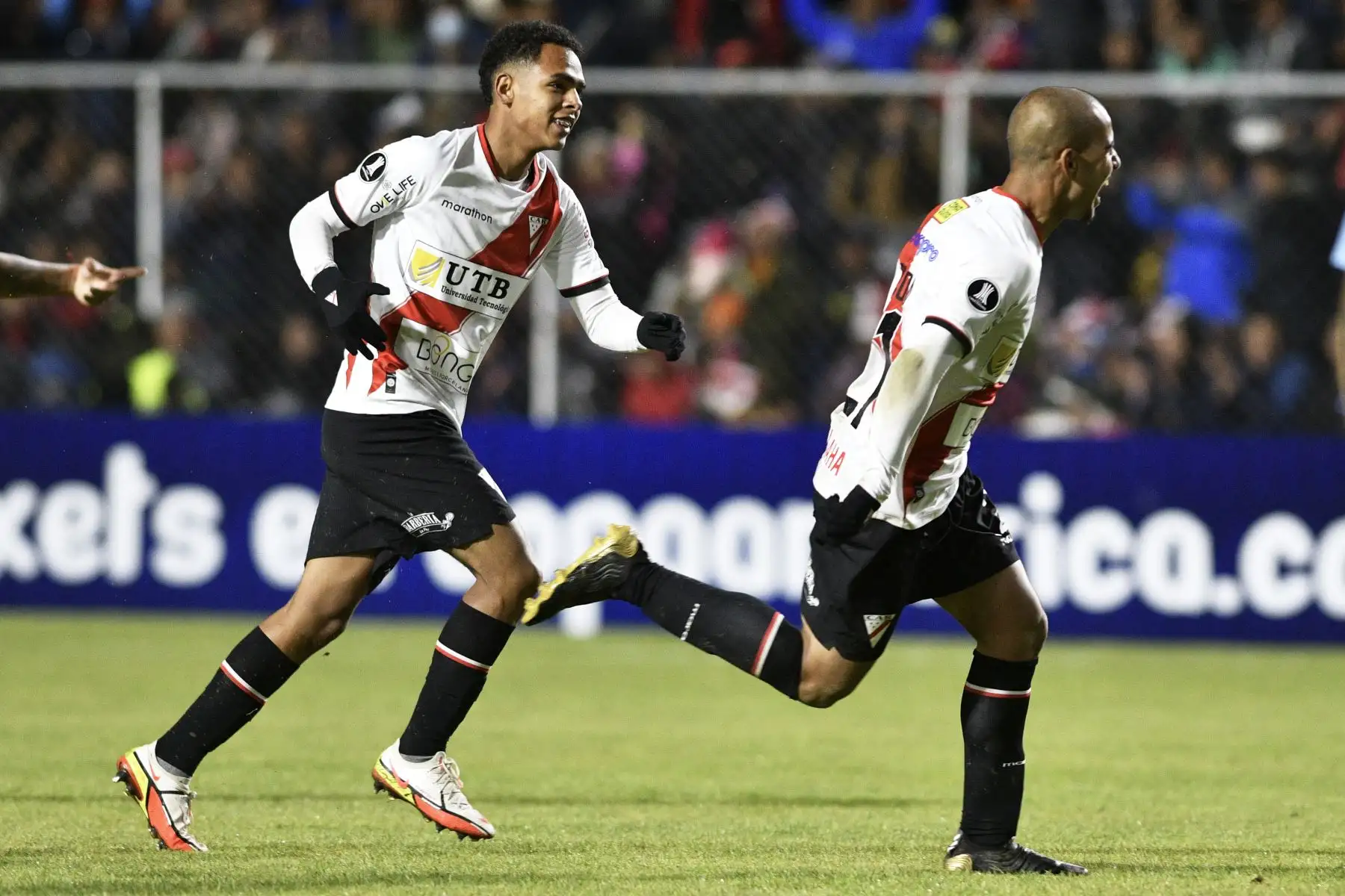 El mediocampista de Always Ready, Robson Matheus , celebra después de anotar durante el partido de ida de la segunda ronda de la Copa Libertadores entre Always Ready de Bolivia y Sporting Cristal de Perú en el estadio municipal Villa Ingenio en El Alto, Bolivia.
Foto: AFP