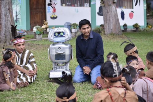 Una singular niña robot y su profesor dan vida al documental "Misión Kipi".