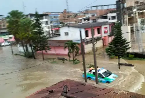 Diez quebradas se activaron como consecuencia de la intensa lluvia que cayó sobre la región Tumbes y que inundó viviendas en sectores como Bellavista, donde el agua alcanzó los 30 centímetros de altura, debido a que no se abrió la compuerta de evacuación de aguas pluviales en la zona de El Beso.